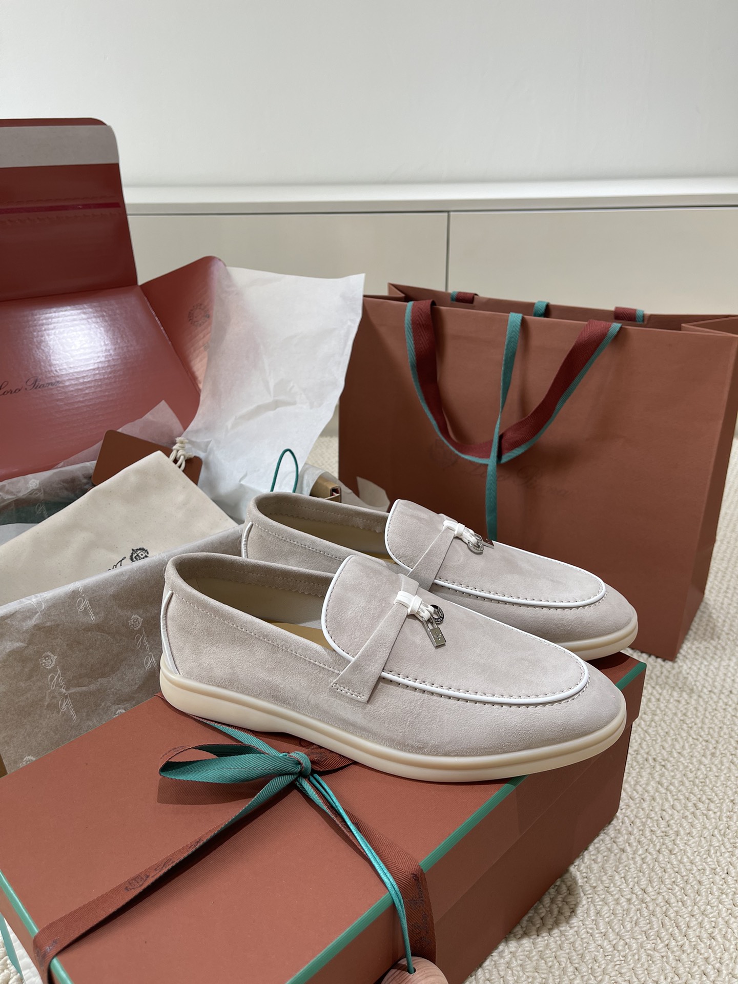 NO:420996,Certificate Italian Loro Piana Treasure Brand LP Italian Handmade Women's Shoes A top luxury brand from Italy!  Brand that can match Hermes has always been loved by many people with its high-end and simple style, and it is super comfortable to wear. Size35-42 (customized for 41/42), casual shoes/sports shoes, hermes, loro piana, loro piana, sneakers19860909证书 意大利Loro piana宝藏品牌 LP意大利手工女鞋 一款来自意大利顶级奢侈品牌！能与爱马仕匹配的品牌 一直以来以高级简约的风格得到很多人喜爱,上脚超级舒服 size35-42（41/42订做）,休闲鞋/运动鞋,hermes,loro piana,loro piana,sneakers,Women's Shoes