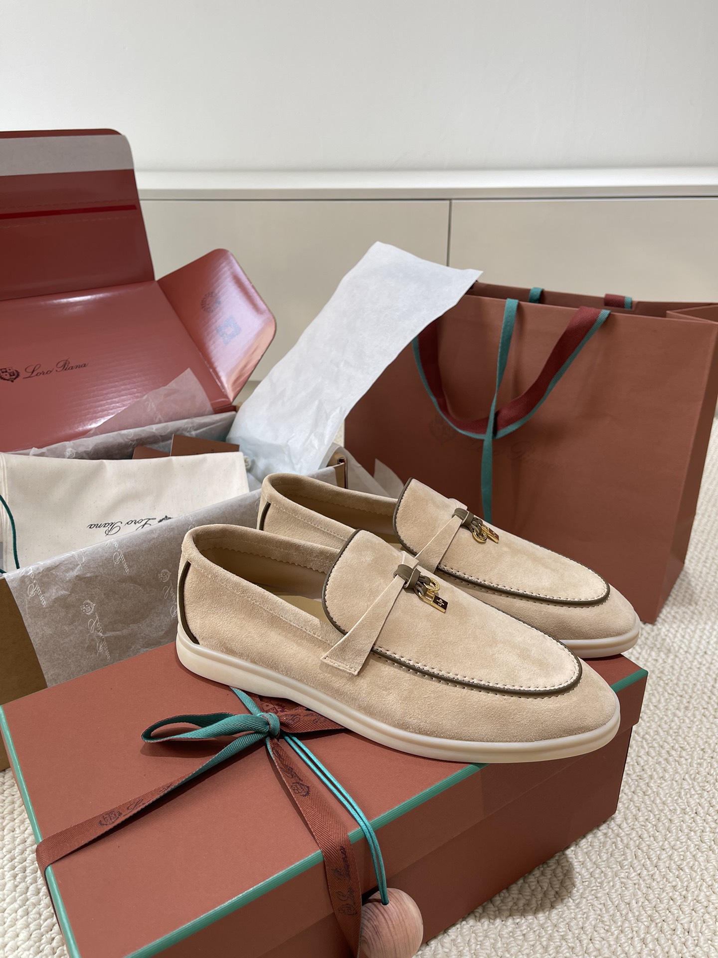 NO:420988,Certificate Italian Loro Pina Treasure Brand LP Italian Handmade Women's Shoes A top luxury brand from Italy!  Brand that can match Hermes has always been loved by many people with its high-end and simple style, and it is super comfortable to wear. Size35-42 (customized for 41/42), casual shoes/sports shoes, hermes, loro piana, loro piana, sneakers19860909证书 意大利Loro pina宝藏品牌 LP意大利手工女鞋 一款来自意大利顶级奢侈品牌！能与爱马仕匹配的品牌 一直以来以高级简约的风格得到很多人喜爱,上脚超级舒服 size35-42（41/42订做）,休闲鞋/运动鞋,hermes,loro piana,loro piana,sneakers,Women's Shoes