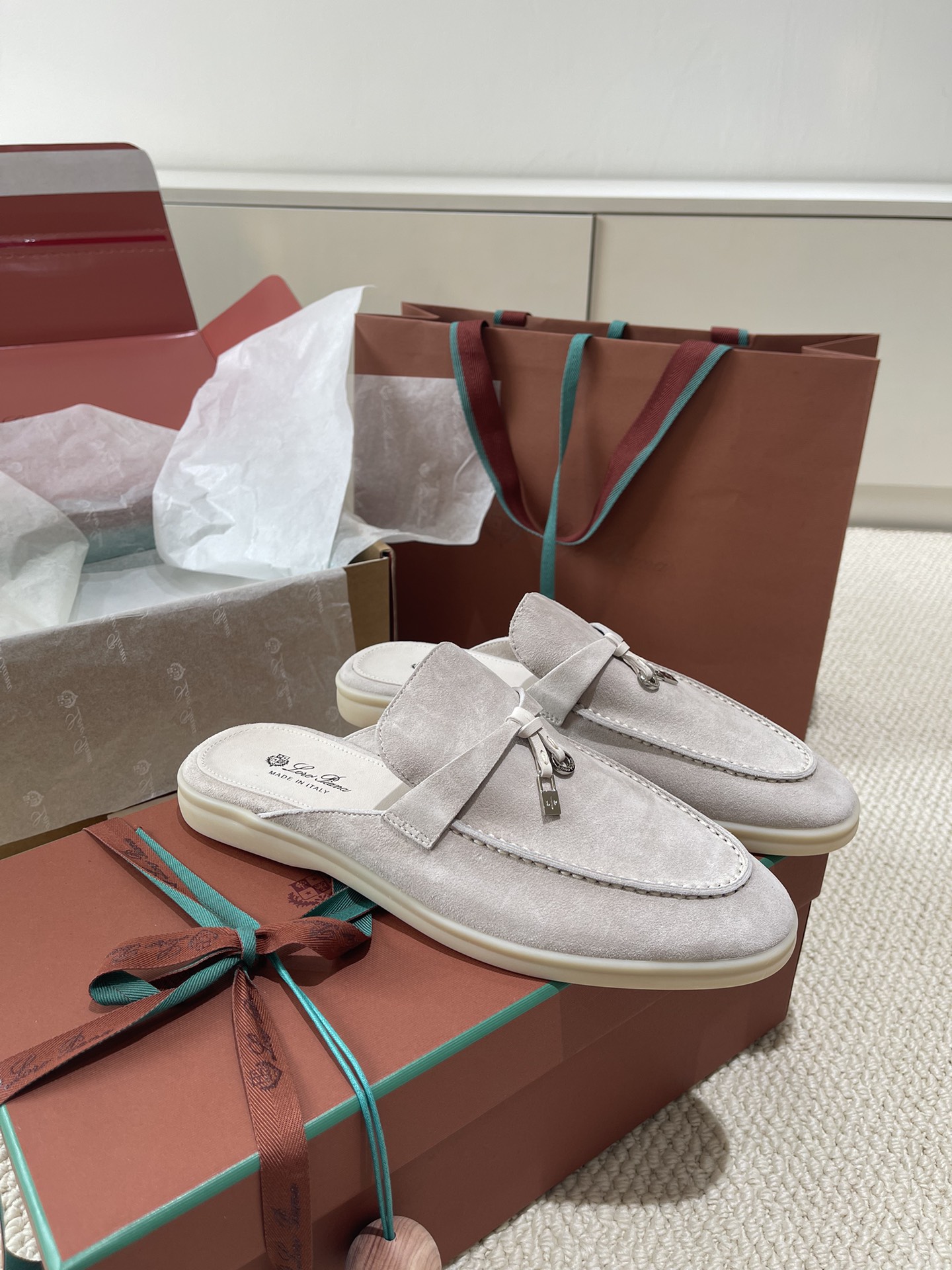 NO:421037,Certificate Italian Loro piano treasure brand LP Italian handmade shoes semi-trailer A top luxury brand from Italy!  Brand that can match Hermes has always been loved by many people with its high-end and simple style, and it is super comfortable to wear. Size35-42 (customized for 41/42), casual shoes/sports shoes, hermes, loro piana, loro piana, sneakers19860909证书 意大利Loro piana宝藏品牌 LP意大利手工鞋半拖 一款来自意大利顶级奢侈品牌！能与爱马仕匹配的品牌 一直以来以高级简约的风格得到很多人喜爱,上脚超级舒服 size35-42（41/42订做）,休闲鞋/运动鞋,hermes,loro piana,loro piana,sneakers,Women's Shoes