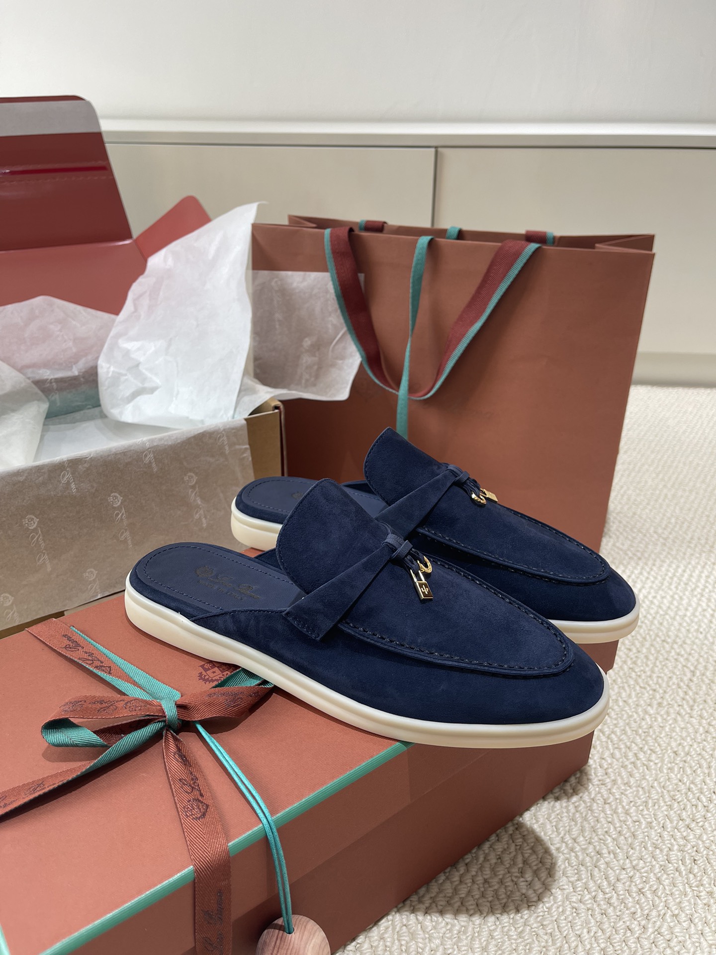 NO:421048,Certificate Italy Loro piano LP Italian handmade shoes semi-trailer A top luxury brand from Italy!  Brand that can match Hermes has always been loved by many people with its high-end and simple style, and it is super comfortable to wear. Size35-42 (customized for 41/42), casual shoes/sports shoes, hermes, loro piana, loro piana, sneakers19860909证书 意大利Loro piana LP意大利手工鞋半拖 一款来自意大利顶级奢侈品牌！能与爱马仕匹配的品牌 一直以来以高级简约的风格得到很多人喜爱,上脚超级舒服 size35-42（41/42订做）,休闲鞋/运动鞋,hermes,loro piana,loro piana,sneakers,Women's Shoes