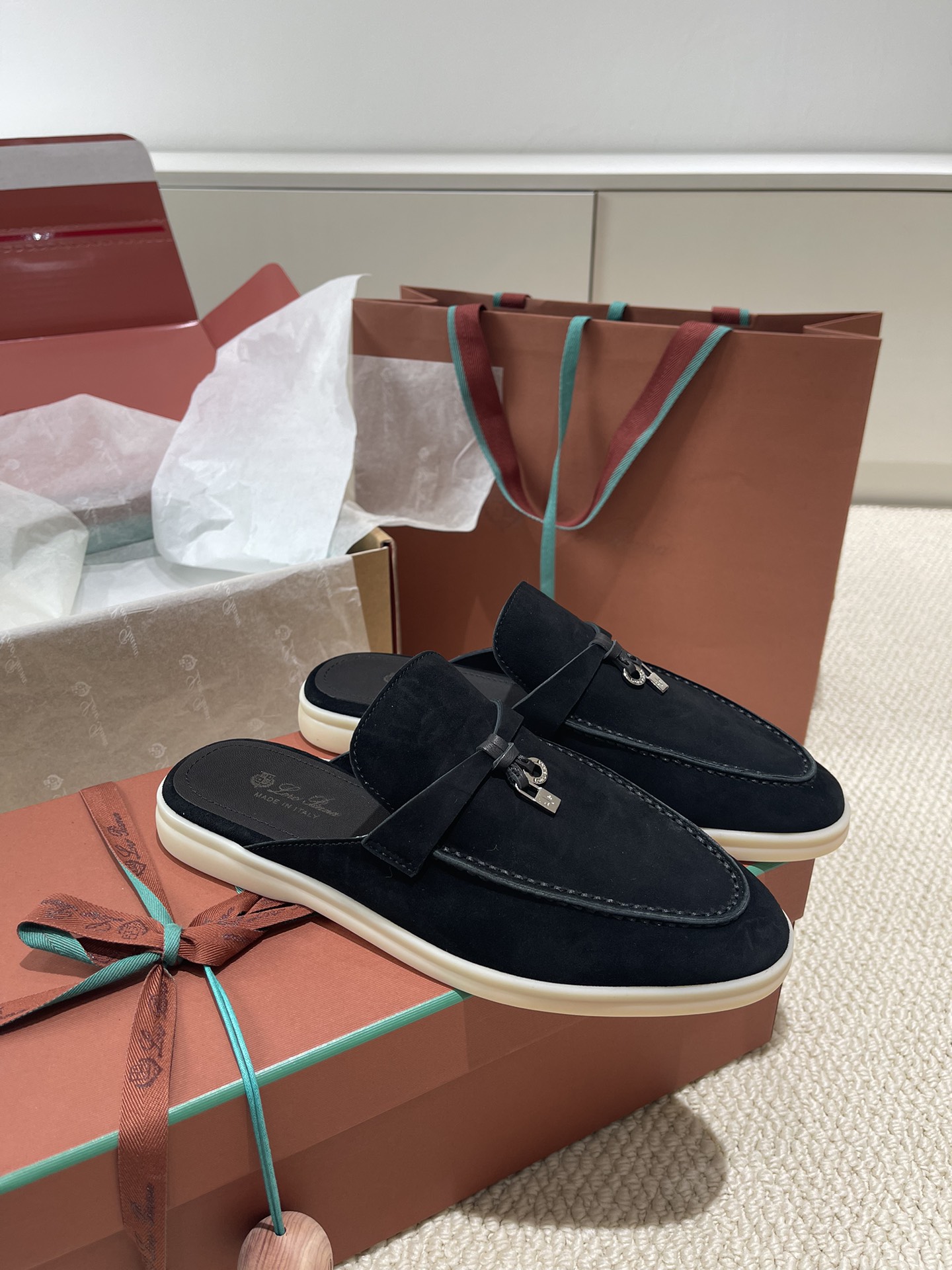 NO:420963,Certificate Italian Loro piano treasure brand LP Italian handmade shoes semi-trailer A top luxury brand from Italy!  Brand that can match Hermes has always been loved by many people with its high-end and simple style, and it is super comfortable to wear. Size35-42 (customized for 41/42), casual shoes/sports shoes, hermes, loro piana, loro piana, sneakers19860909证书 意大利Loro piana宝藏品牌 LP意大利手工鞋半拖 一款来自意大利顶级奢侈品牌！能与爱马仕匹配的品牌 一直以来以高级简约的风格得到很多人喜爱,上脚超级舒服 size35-42（41/42订做）,休闲鞋/运动鞋,hermes,loro piana,loro piana,sneakers,Women's Shoes