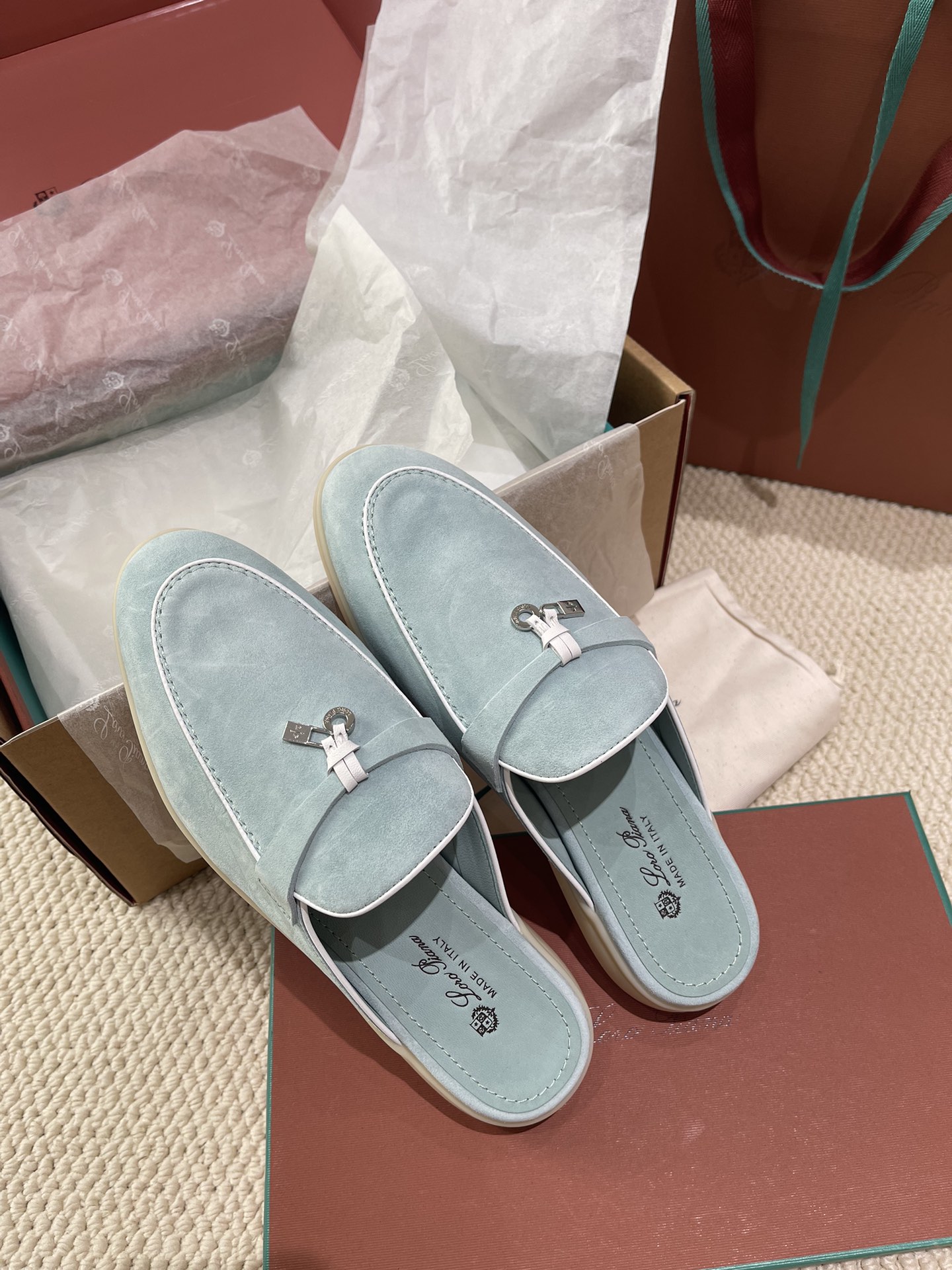 NO:420991,Certificate Italian Loro piano treasure brand LP Italian handmade shoes semi-trailer A top luxury brand from Italy!  Brand that can match Hermes has always been loved by many people with its high-end and simple style, and it is super comfortable to wear. Size35-42 (customized for 41/42), casual shoes/sports shoes, hermes, loro piana, loro piana, sneakers19860909证书 意大利Loro piana宝藏品牌 LP意大利手工鞋半拖 一款来自意大利顶级奢侈品牌！能与爱马仕匹配的品牌 一直以来以高级简约的风格得到很多人喜爱,上脚超级舒服 size35-42（41/42订做）,休闲鞋/运动鞋,hermes,loro piana,loro piana,sneakers,Women's Shoes