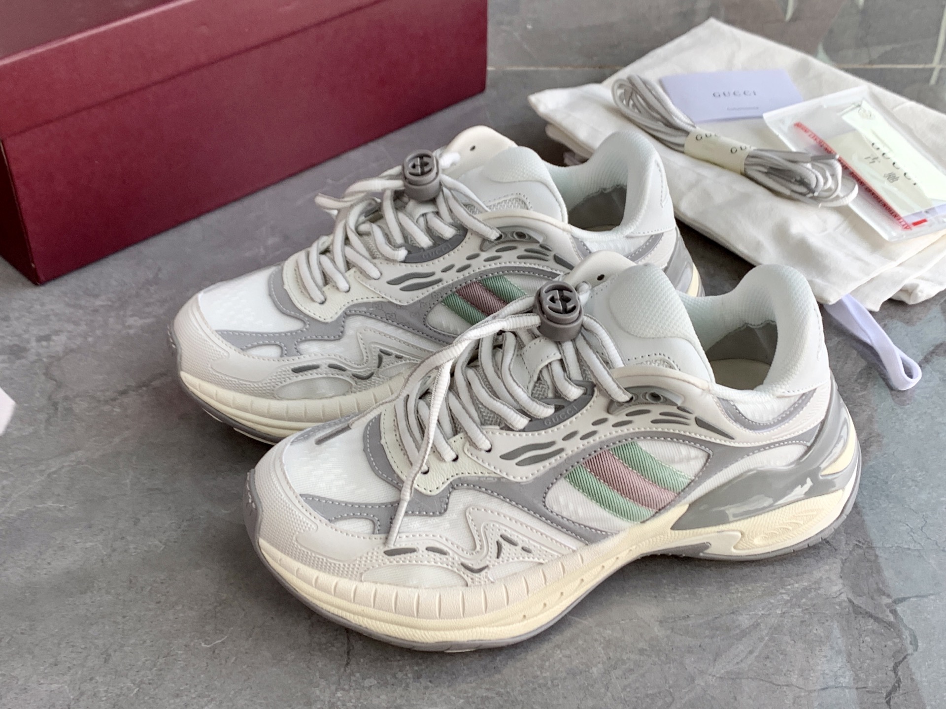 NO:615884,[Couple] The king of bombs is coming, Gucci 2.0 pair of G-heightened retro dad shoes, size 36 37 38 39 40 41 42 43 44 45 sports shoes, a new interpretation of the brand's iconic striped webbing elements, when retro genes collide with futuristic design, this new pair of Gucci shoes directly reaches the trend threshold  Color caron contrast + classic stripes, GG reflective piping, visual impact, with high-gloss filter for street use. The structure is multi-layer splicing of different materials, breathable mesh, leather shaping, 5-layer combination outsole of EVA rubber u carbon plate, increased by 5CM, fashionable and practical online. Double G midsole + iconic double G lock shoelaces, retro DNA is crazy and restless, every step is based on the trendy aesthetic, casual shoes/sports shoes, gucci, gucci, sneakers19860909【情侣】王炸来袭古驰Gucci2.0双G增高复古老爹鞋 码数36 37 38 39 40 41 42 43 44 45 运动鞋焕新演绎品牌标志性条纹织带元素,当复古基因撞上未来感设计,这双古驰新鞋直接把潮流阈值拉满 配色卡龙撞色+经典条纹,GG反光滚边,视觉冲击拿捏,出街自带高光滤镜 结构多层异材质拼接,网纱透气、皮革定型,大底EVA橡胶u碳板5层组合大底,增高5CM,时髦与实用双在线 双G中底+标志性双G锁扣鞋带,复古DNA疯狂躁动,每一步都踩在潮流审美上,休闲鞋/运动鞋,gucci,gucci,sneakers,Women's Shoes