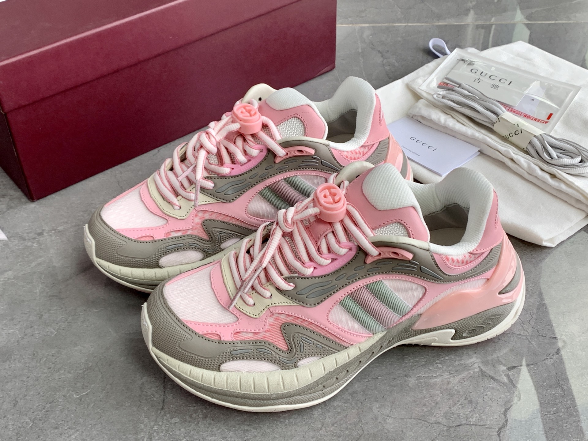 NO:615864,The king is coming. Gucci 2.0 pair of G-heightened retro dad shoes, size 36 37 38 39 40. The sneakers are a new interpretation of the brand's iconic striped webbing elements. When the retro gene collides with the futuristic design, this new pair of Gucci shoes directly reaches the trend threshold. Color combination Caron contrast + classic stripes, GG reflective piping, good visual impact, and comes with a high-gloss filter when going out.  The structure is multi-layer splicing of different materials, breathable mesh, leather styling, 5-layer combination outsole of EVA rubber and carbon plate, increased by 5CM, fashionable and practical at the same time. Double G midsole + iconic double G lock shoelaces, retro DNA is crazy and restless, and every step is based on trendy aesthetics, casual shoes/sports shoes, gucci, gucci, sneakers19860909王炸来袭 古驰Gucci2.0双G增高复古老爹鞋 码数36 37 38 39 40 运动鞋焕新演绎品牌标志性条纹织带元素,当复古基因撞上未来感设计,这双古驰新鞋直接把潮流阈值拉满 配色卡龙撞色+经典条纹,GG反光滚边,视觉冲击拿捏,出街自带高光滤镜 结构多层异材质拼接,网纱透气、皮革定型,大底EVA橡胶u碳板5层组合大底,增高5CM,时髦与实用双在线 双G中底+标志性双G锁扣鞋带,复古DNA疯狂躁动,每一步都踩在潮流审美上,休闲鞋/运动鞋,gucci,gucci,sneakers,Women's Shoes