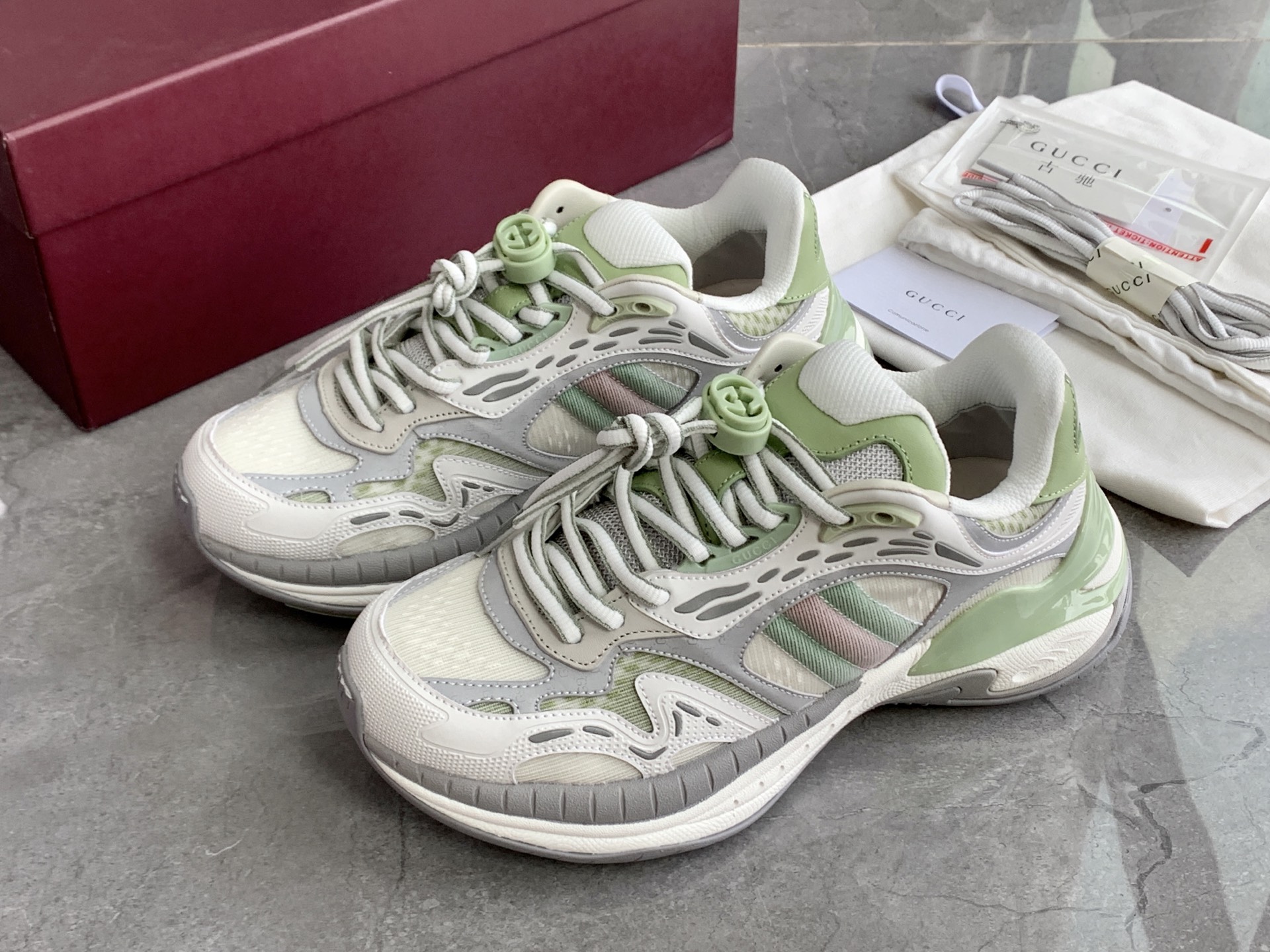 NO:615858,[Couple] The king of bombs is coming, Gucci 2.0 pair of G-heightened retro dad shoes, size 36 37 38 39 40 41 42 43 44 45. The sneakers are a new interpretation of the brand's iconic striped webbing elements. When retro genes collide with futuristic design, this new pair of Gucci shoes directly reaches the trend threshold.  Color caron contrast + classic stripes, GG reflective piping, visual impact, with high-gloss filter for street use. The structure is multi-layer splicing of different materials, breathable mesh, leather shaping, 5-layer combination outsole of EVA rubber u carbon plate, increased by 5CM, fashionable and practical online. Double G midsole + iconic double G lock shoelaces, retro DNA is crazy and restless, every step is based on the trendy aesthetic, casual shoes/sports shoes, gucci, gucci, sneakers19860909【 情侣】王炸来袭古驰Gucci2.0双G增高复古老爹鞋 码数36 37 38 39 40 41 42 43 44 45 运动鞋焕新演绎品牌标志性条纹织带元素,当复古基因撞上未来感设计,这双古驰新鞋直接把潮流阈值拉满 配色卡龙撞色+经典条纹,GG反光滚边,视觉冲击拿捏,出街自带高光滤镜 结构多层异材质拼接,网纱透气、皮革定型,大底EVA橡胶u碳板5层组合大底,增高5CM,时髦与实用双在线 双G中底+标志性双G锁扣鞋带,复古DNA疯狂躁动,每一步都踩在潮流审美上,休闲鞋/运动鞋,gucci,gucci,sneakers,Women's Shoes