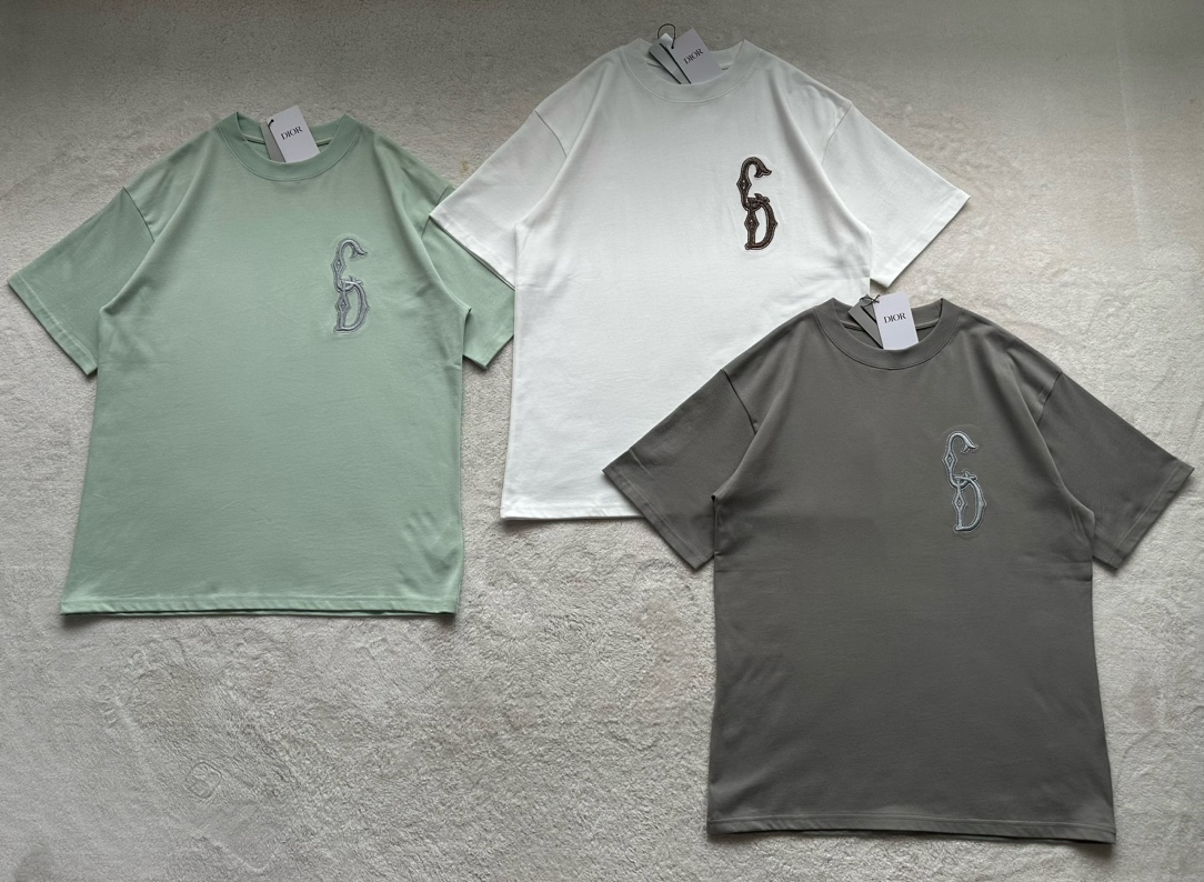 Dio*r原版级重工立体凹凸CD刺绣圆领T恤。胸前饰以 CD Interlaced 金属线刺绣，以互相交织的设计焕新呈现金属字母，呼应该系列演绎几何图案的主题。常规剪裁，搭配罗纹圆领。柔软舒适，可与各式休闲装扮搭配 薄荷绿➕灰色➕白色Size：S-XL（yjblw）