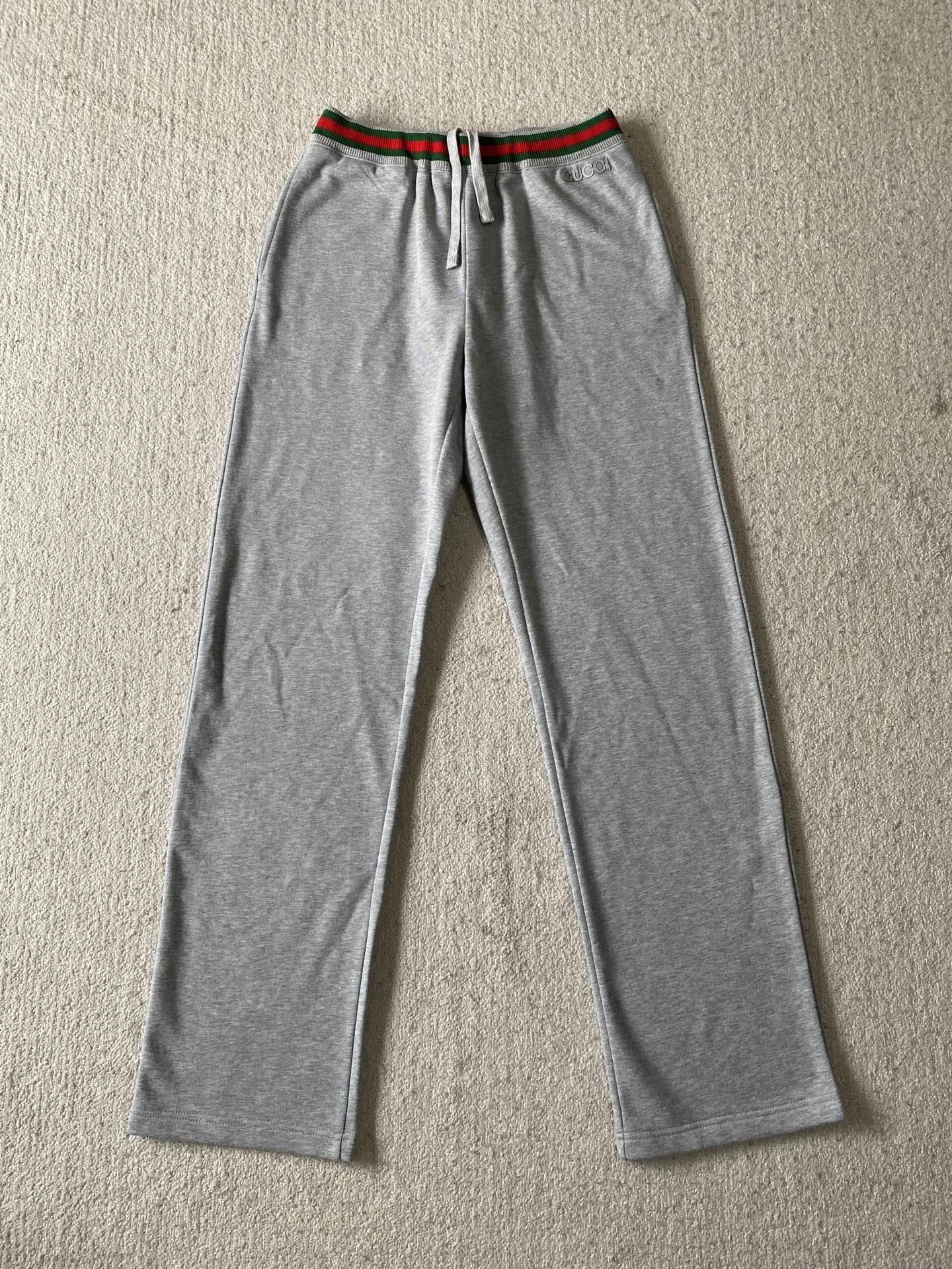 Gucc*i…🆕原版级🆕红绿织带 刺绣直筒长裤

⚠原¥9,300购...