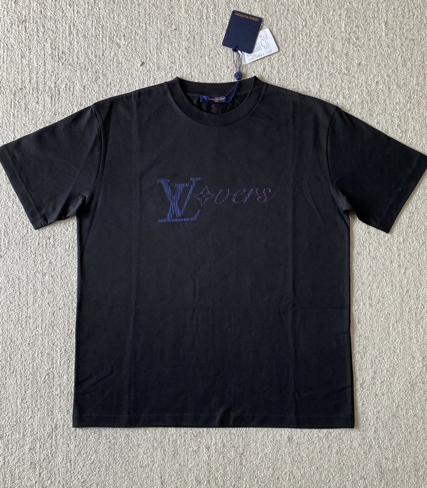 Louis*V…🆕原版级🆕虹彩竖纹印花圆领短袖
⚠原¥8,350购买...