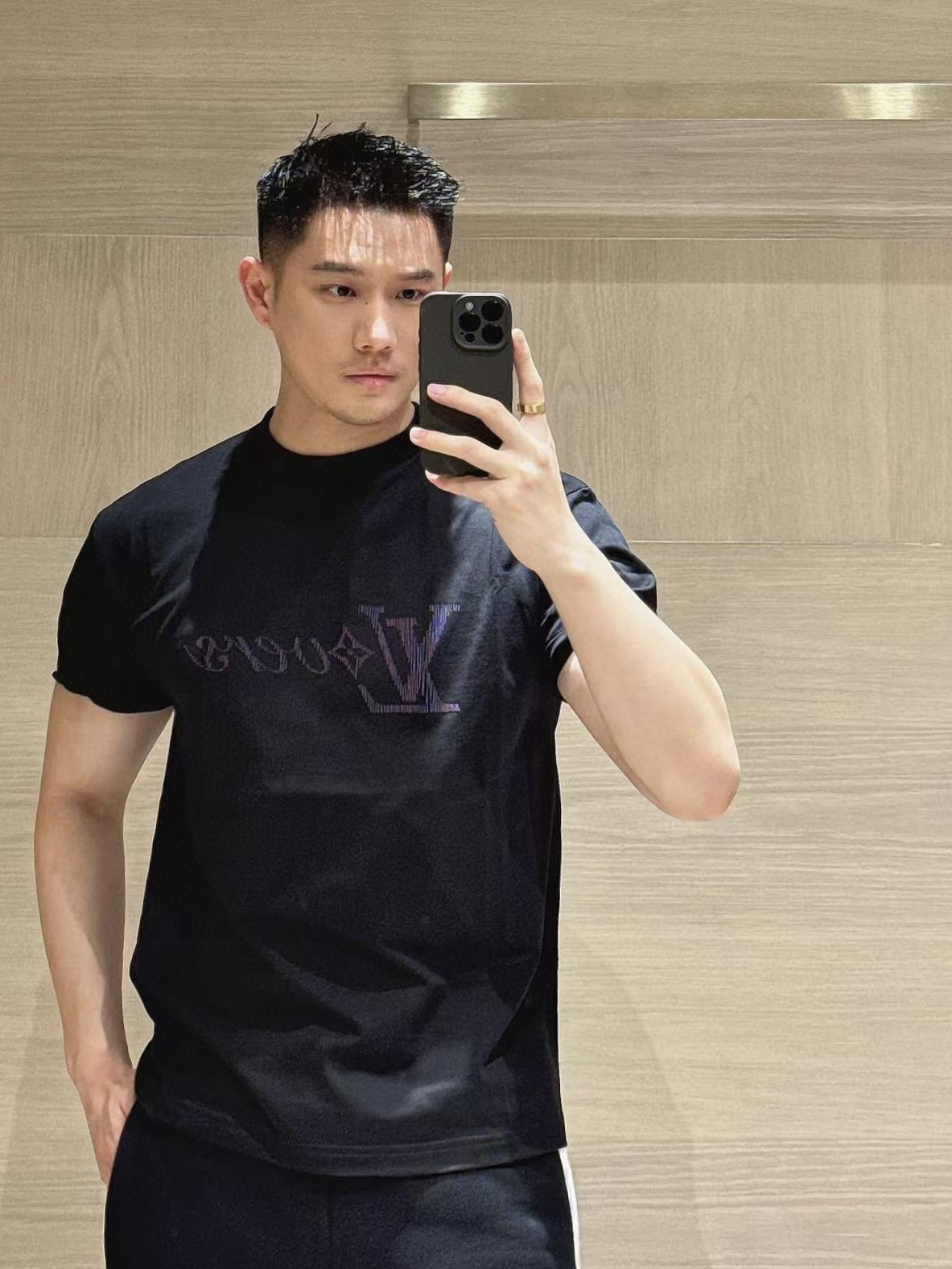 Louis Vuitton  短袖服装,包 4