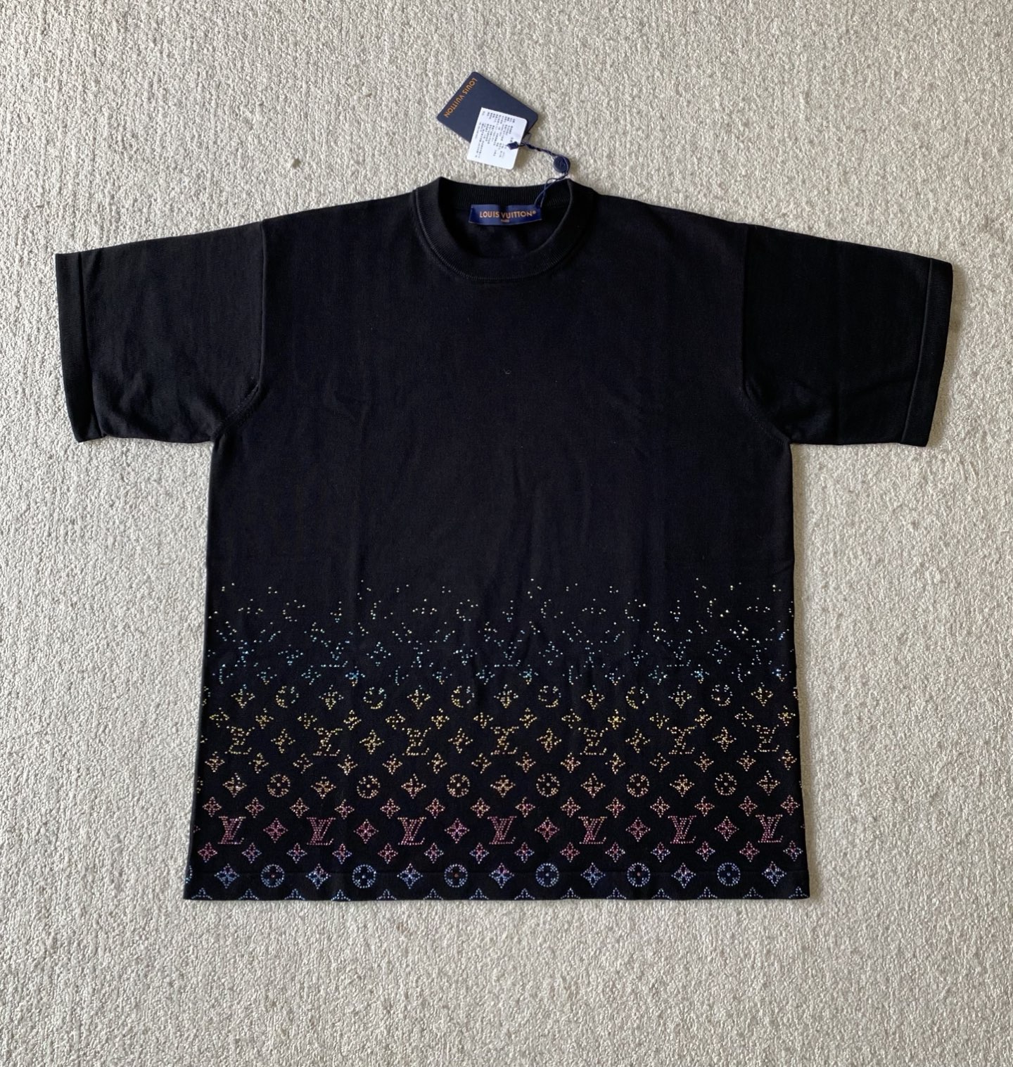 Louis*V…🆕原版级🆕渐变钻 圆领毛织短袖
发售色系：黑色...