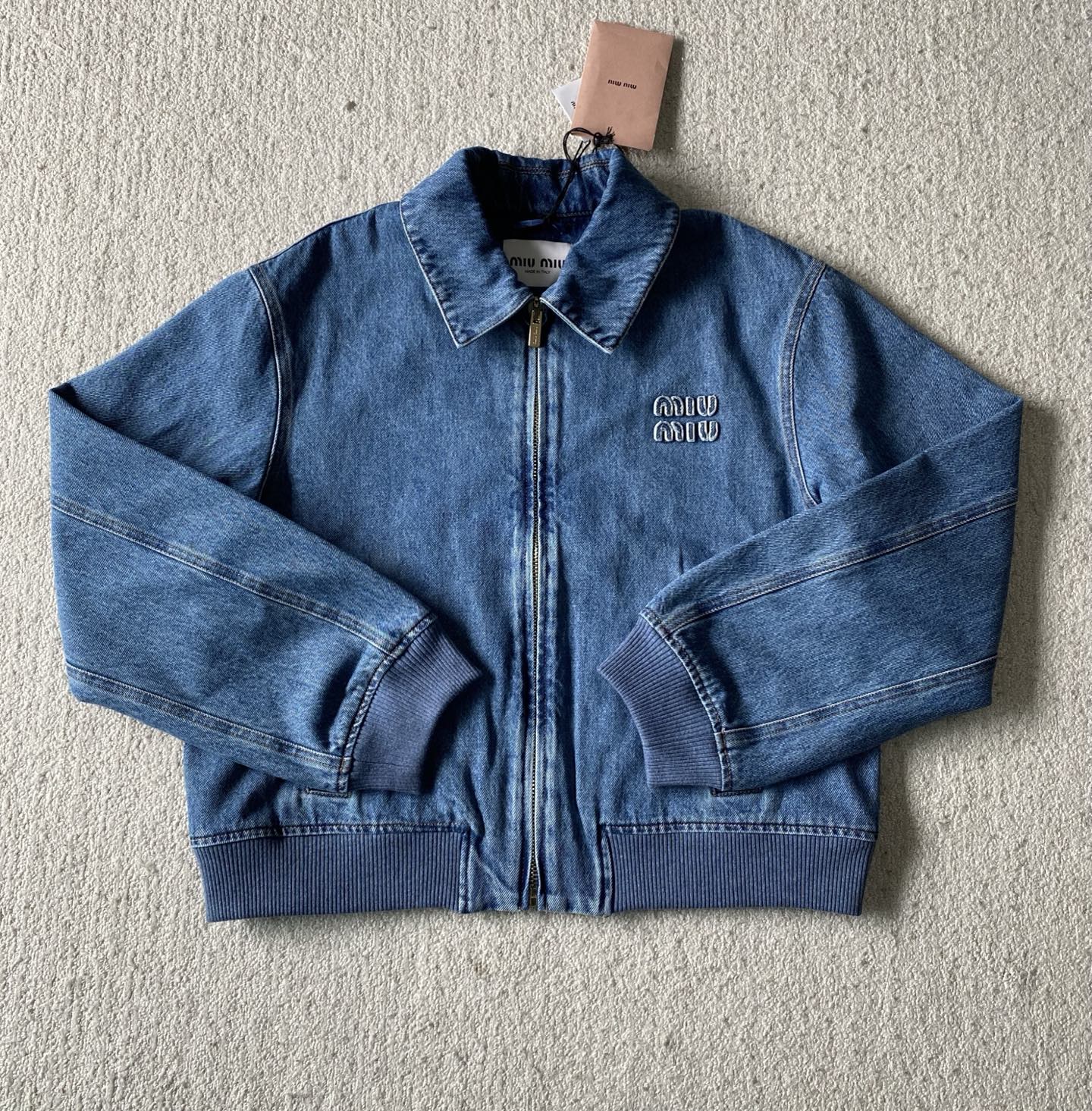 MiuMi*u…🆕原版级🆕贴布刺绣牛仔外套

⚠原¥ 27,400购买；...