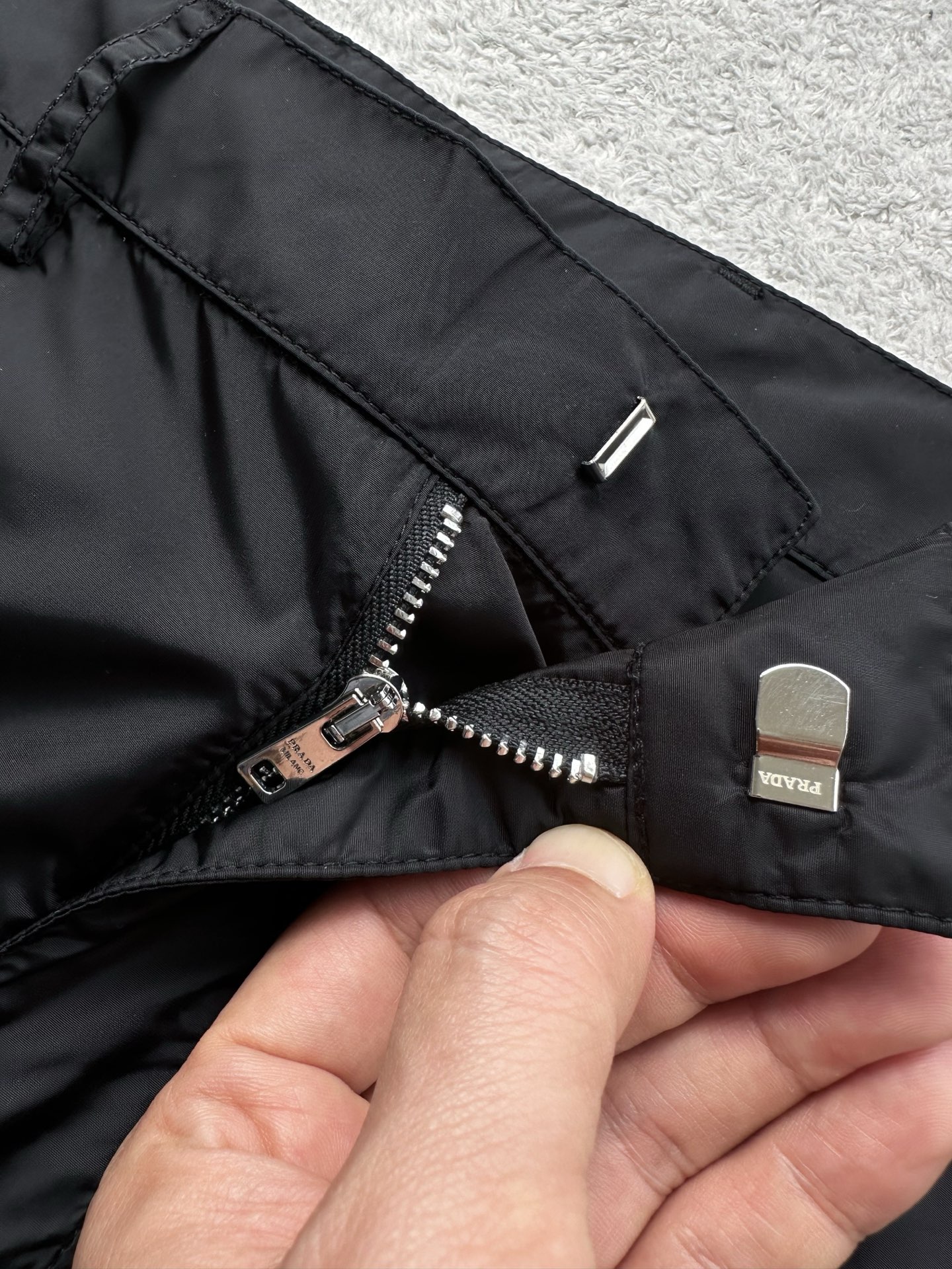 Prada  长裤服装,包 8