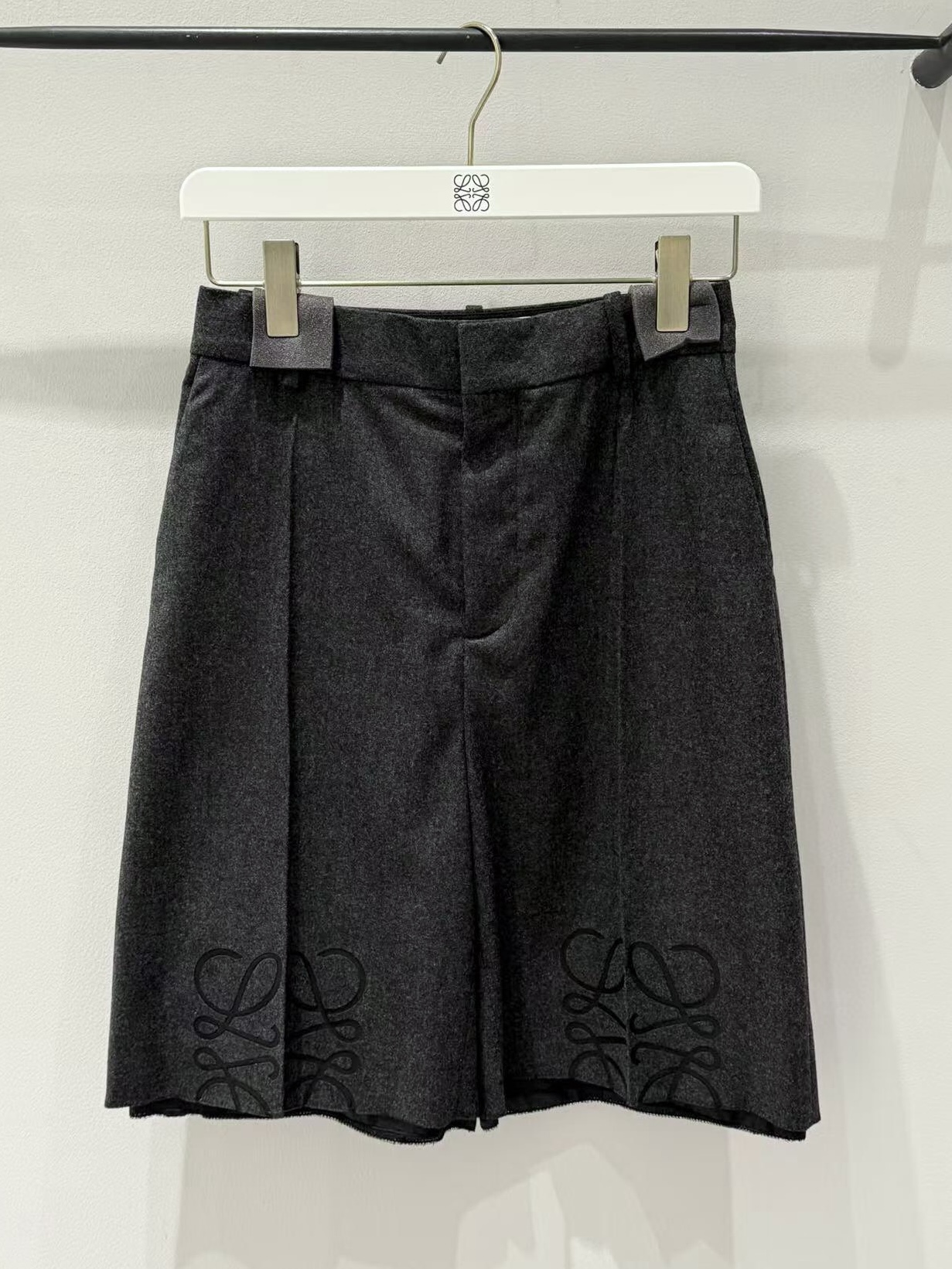 Loew*e…🆕原版级🆕Anagram 法兰绒短裤
定制美利奴羊毛和羊...