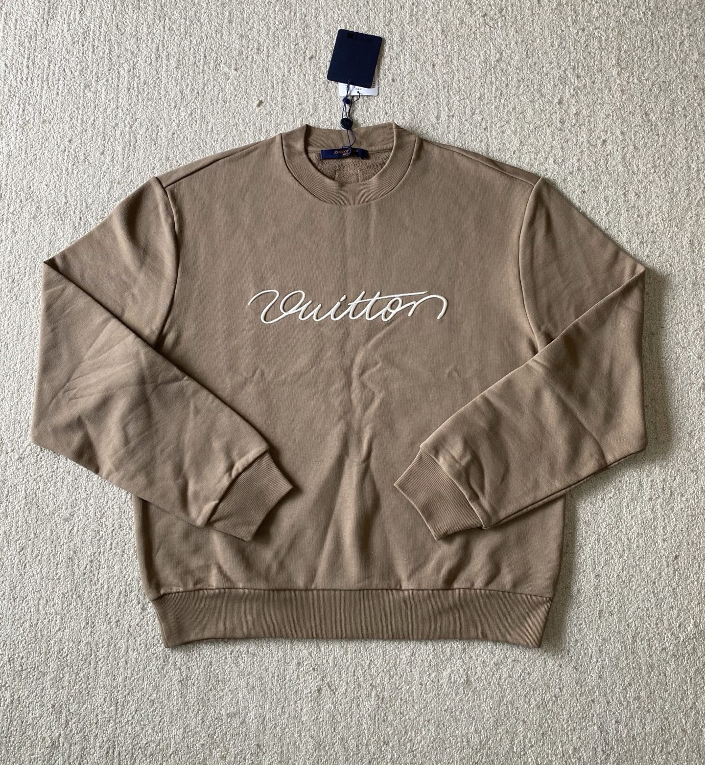 Louis*V…🆕原版级🆕手签字刺绣圆领卫衣

⚠原¥8,450购买...