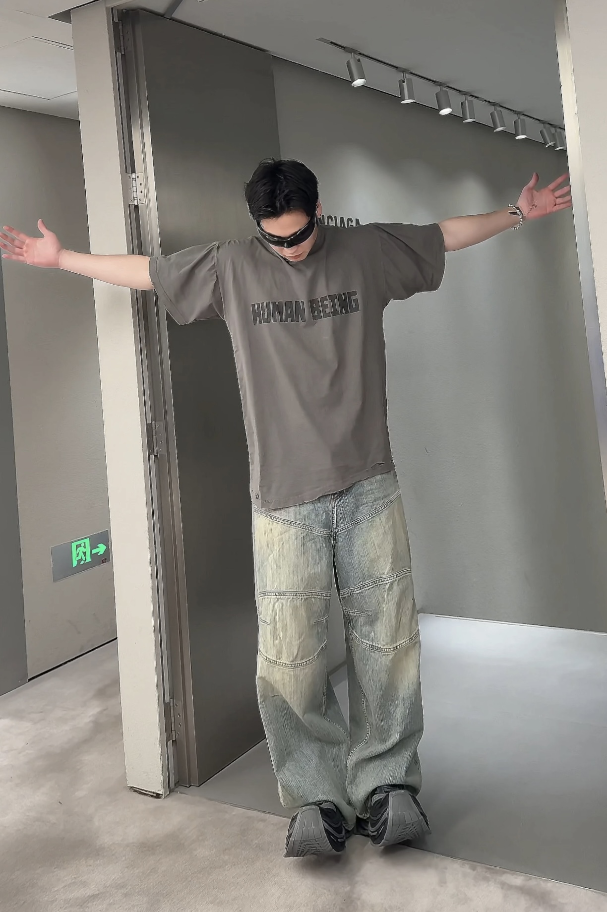 Balenciaga HUMAN 短袖服装 7