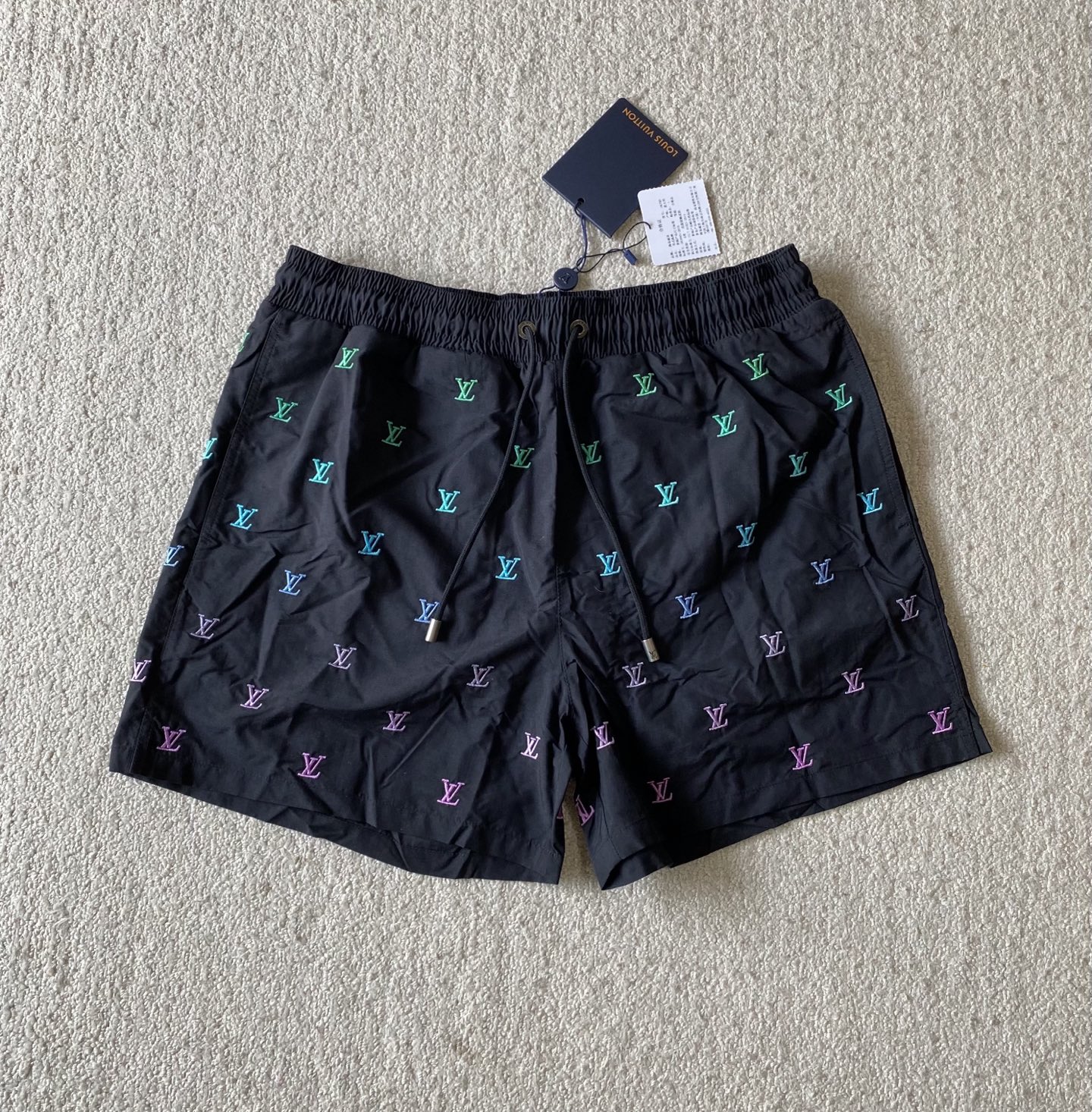 Louis*V…🆕原版级🆕渐变刺绣沙滩运动短裤
⚠原¥8,350购买...