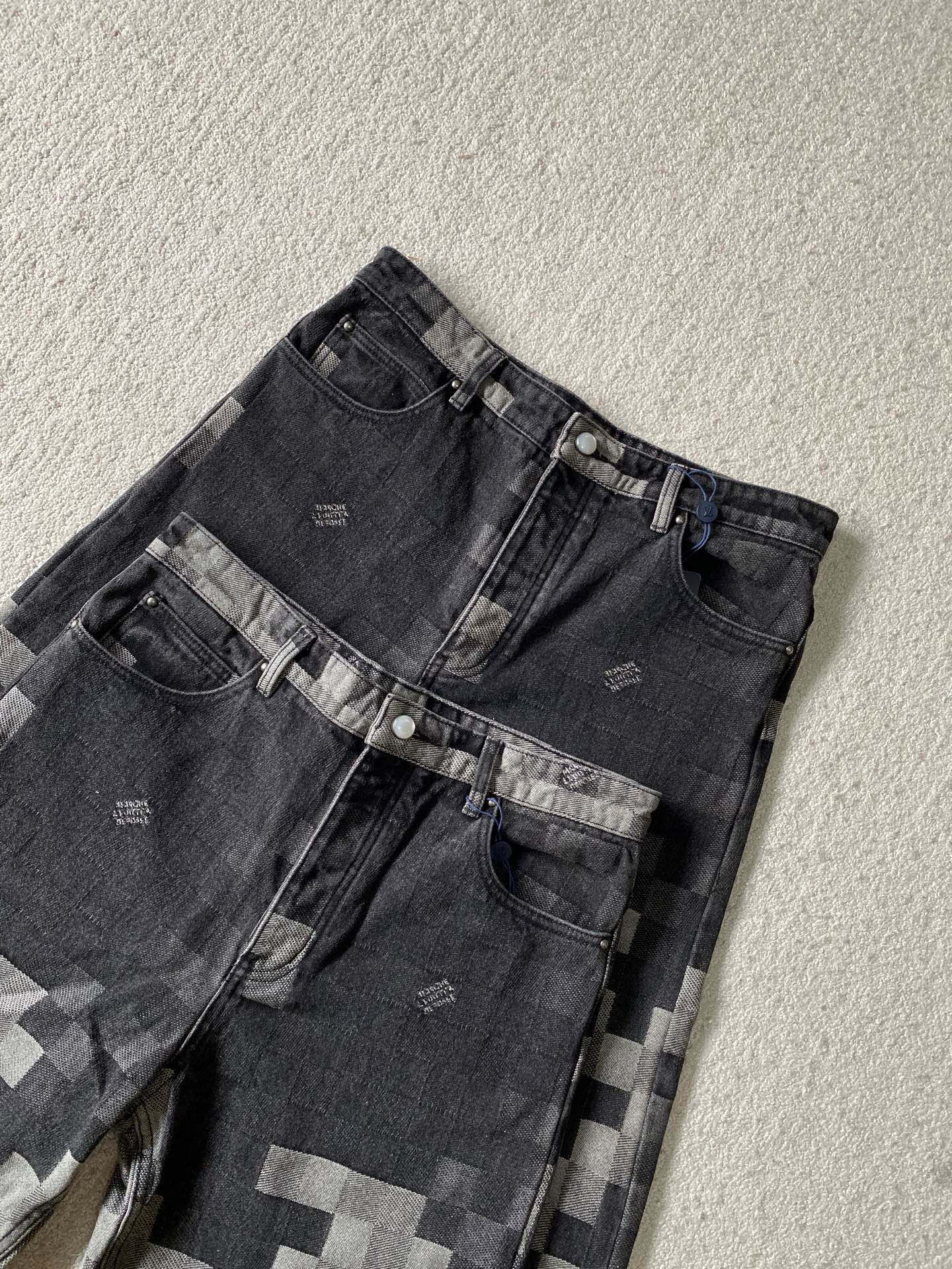 Louis*V…🆕原版级🆕黑马赛克牛仔套装•长裤 

⚠原¥15,600...