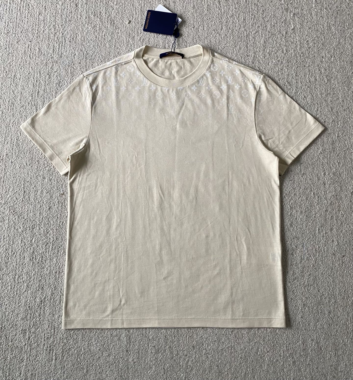 Louis*V…🆕原版级🆕白色渐变圆领短袖
⚠原¥8,300购买；纯...