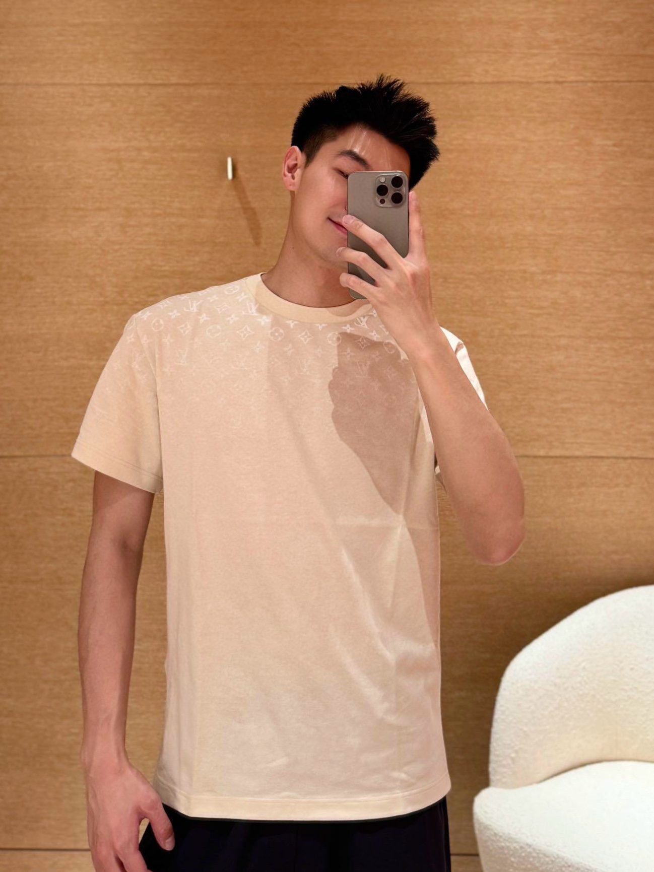 Louis*V…🆕原版级🆕白色渐变圆领短袖
⚠原¥8,300购买；纯...