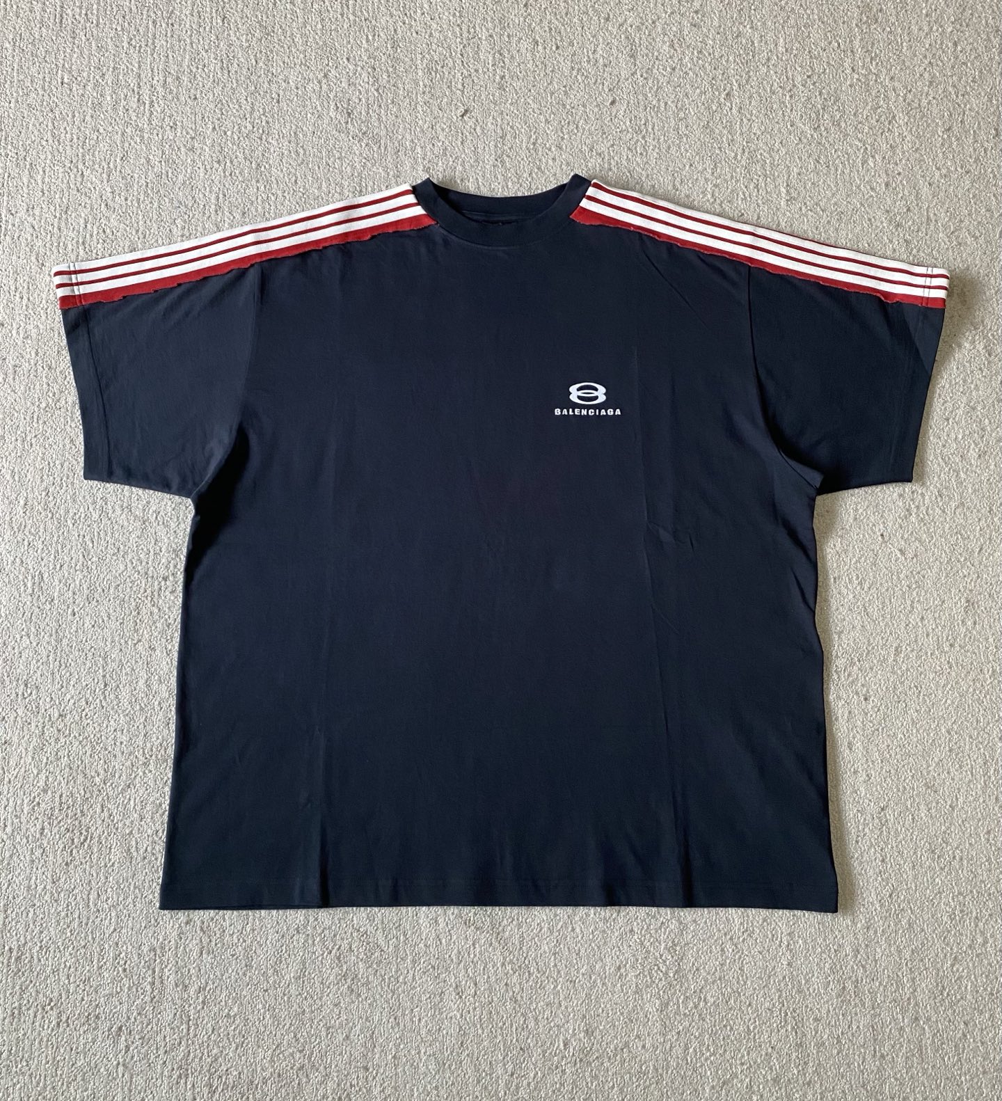 Balenciag*a…🆕原版级🆕肩杠条圆领短袖
发售色系：黑色、...