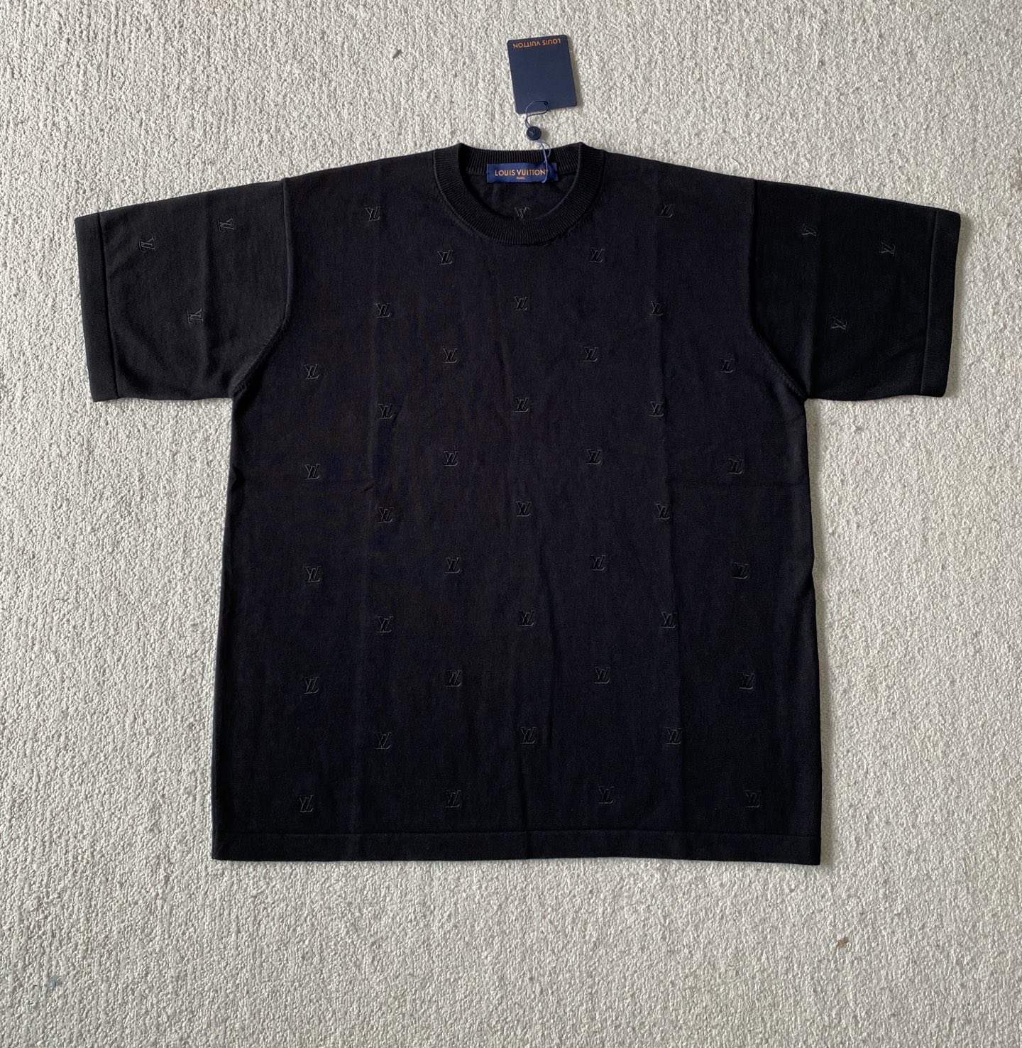 Louis*V…🆕原版级🆕小黑字 满身刺绣毛织短袖
⚠原¥11,200...