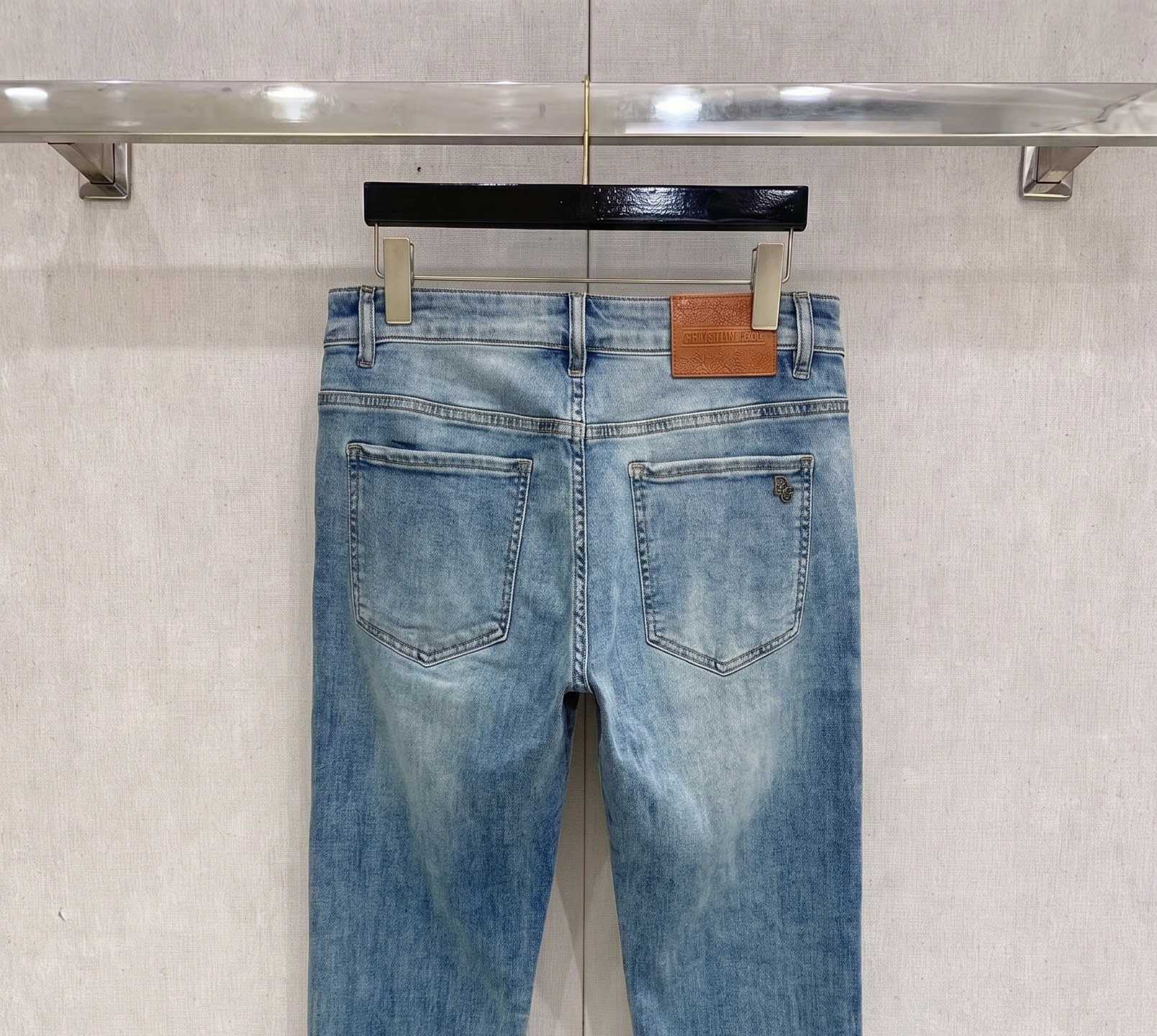 迪奥 2026春夏最新推出男士休闲牛仔裤新品！重工水洗牛仔裤！定制面料和一般牛仔布料比起来，更加柔软舒适