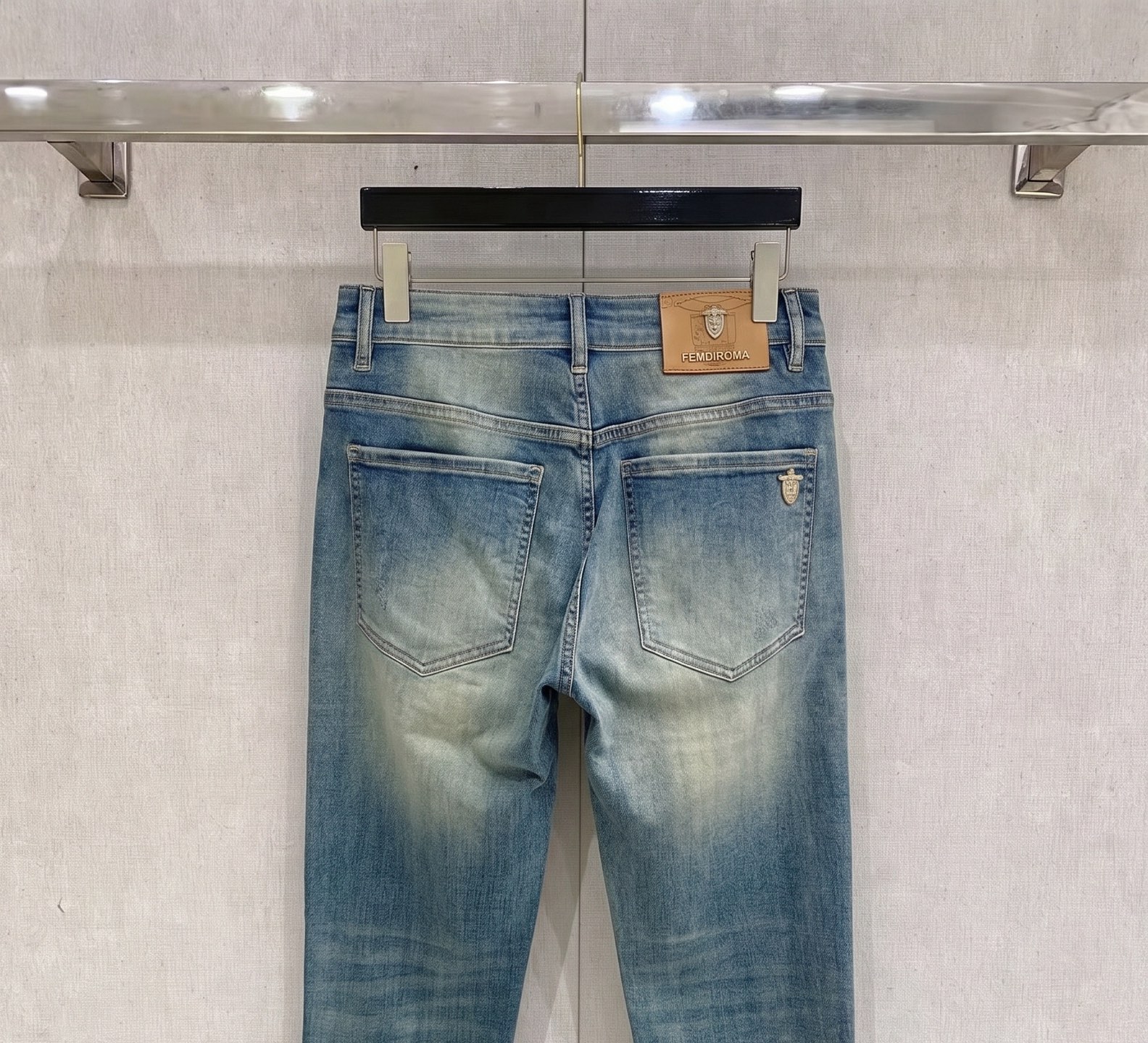 芬迪 2026春夏最新推出男士休闲牛仔裤新品！重工水洗牛仔裤！定制面料和一般牛仔布料比起来，更加柔软舒适