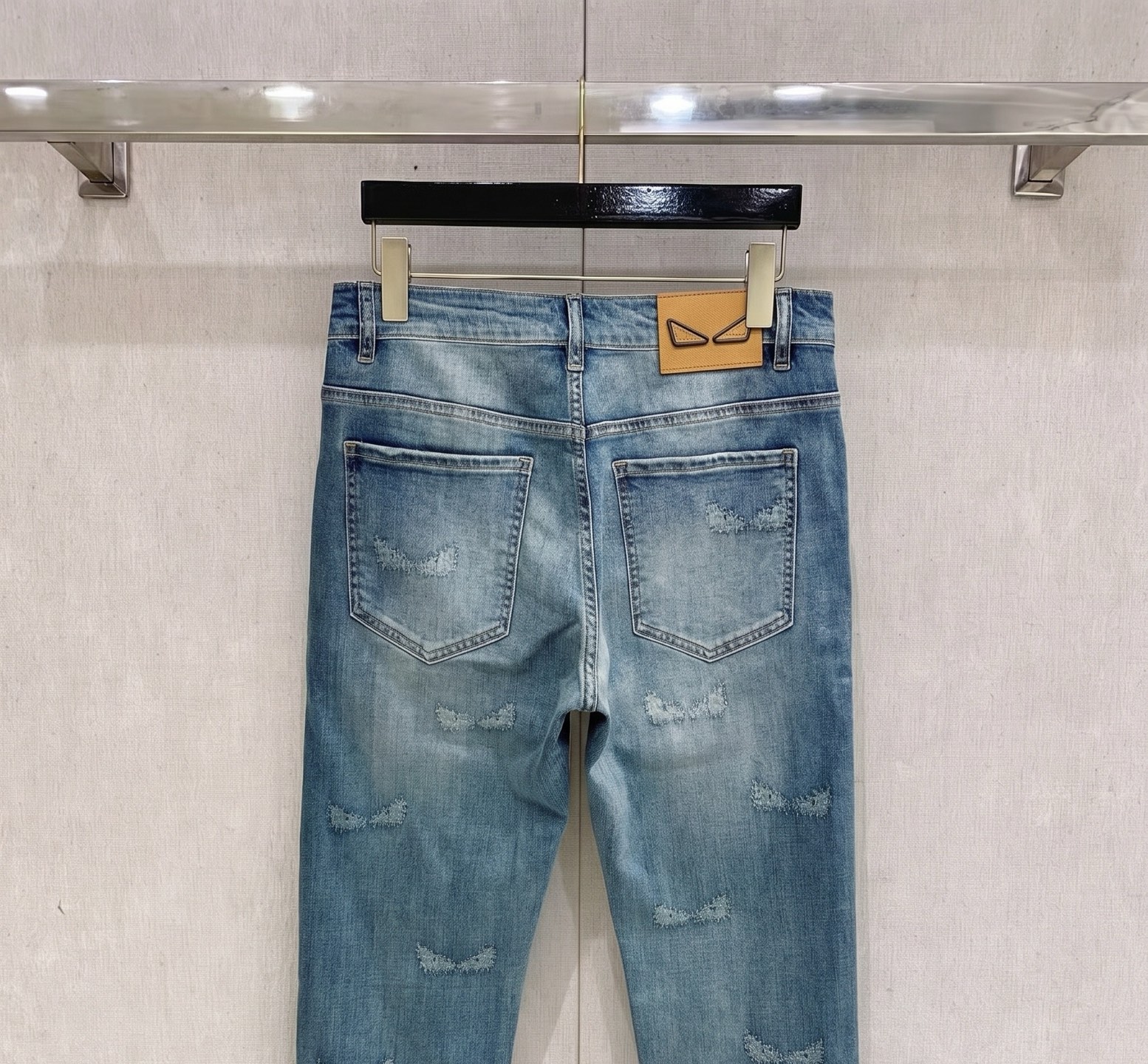 芬迪 2026春夏最新推出男士休闲牛仔裤新品！重工水洗牛仔裤！定制面料和一般牛仔布料比起来，更加柔软舒适