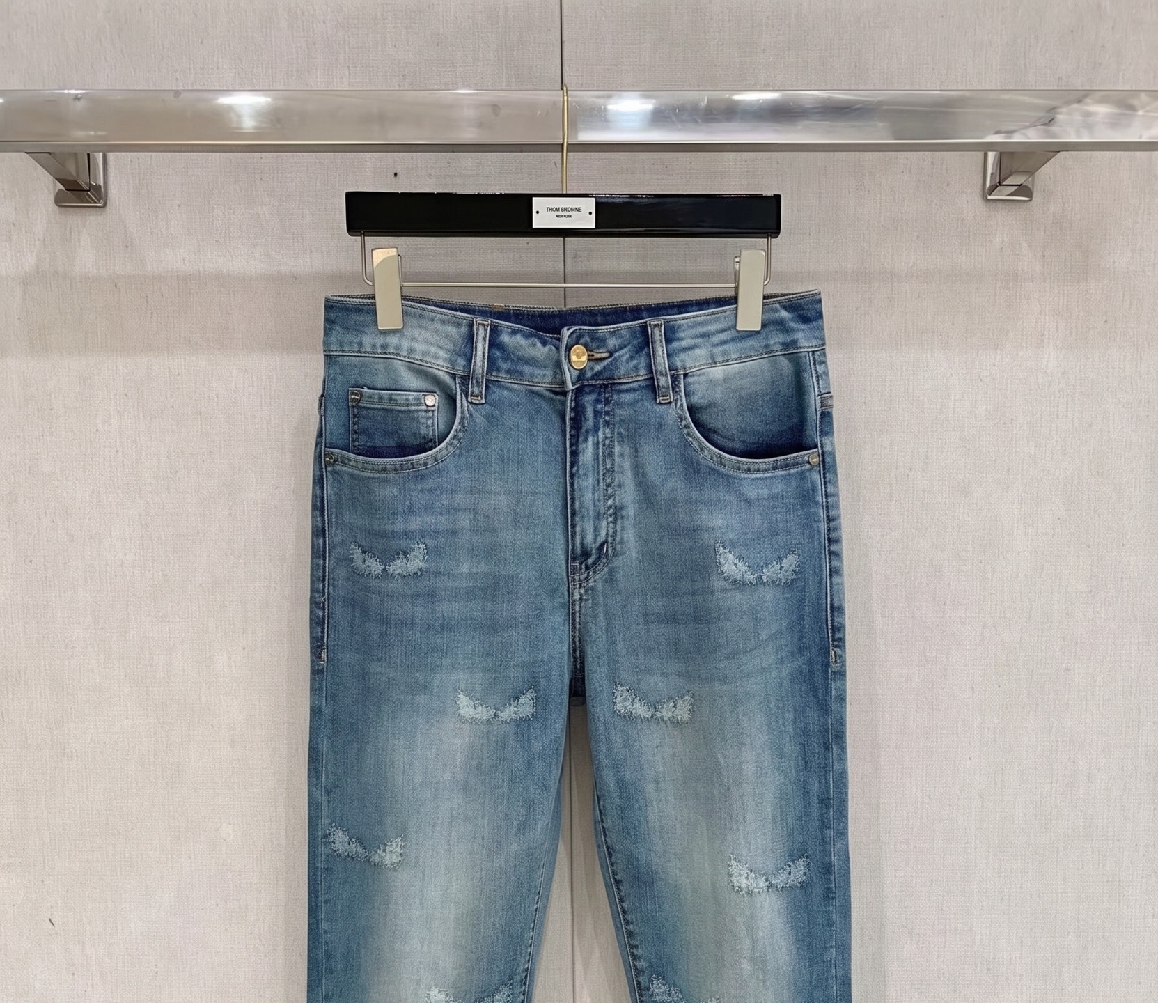 芬迪 2026春夏最新推出男士休闲牛仔裤新品！重工水洗牛仔裤！定制面料和一般牛仔布料比起来，更加柔软舒适
