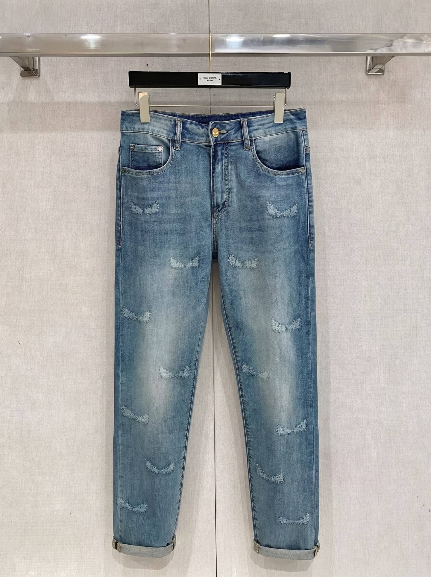 芬迪 2026春夏最新推出男士休闲牛仔裤新品！重工水洗牛仔裤！定制面料和一般牛仔布料比起来，更加柔软舒适