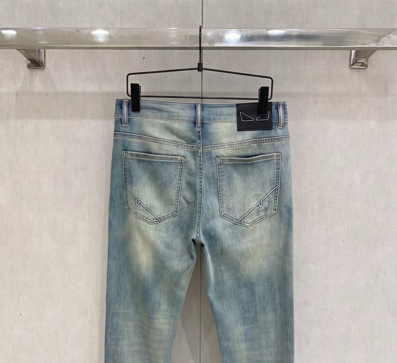 芬迪 2026春夏最新推出男士休闲牛仔裤新品！重工水洗牛仔裤！定制面料和一般牛仔布料比起来，更加柔软舒适
