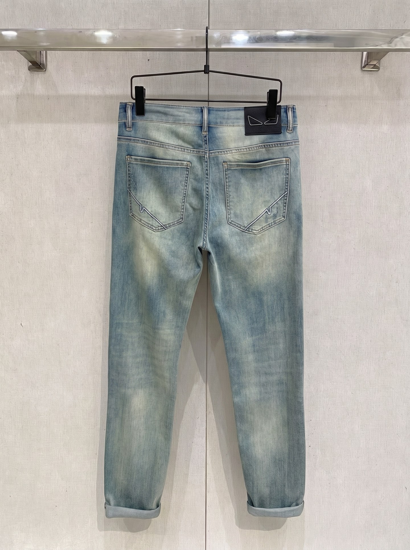 芬迪 2026春夏最新推出男士休闲牛仔裤新品！重工水洗牛仔裤！定制面料和一般牛仔布料比起来，更加柔软舒适