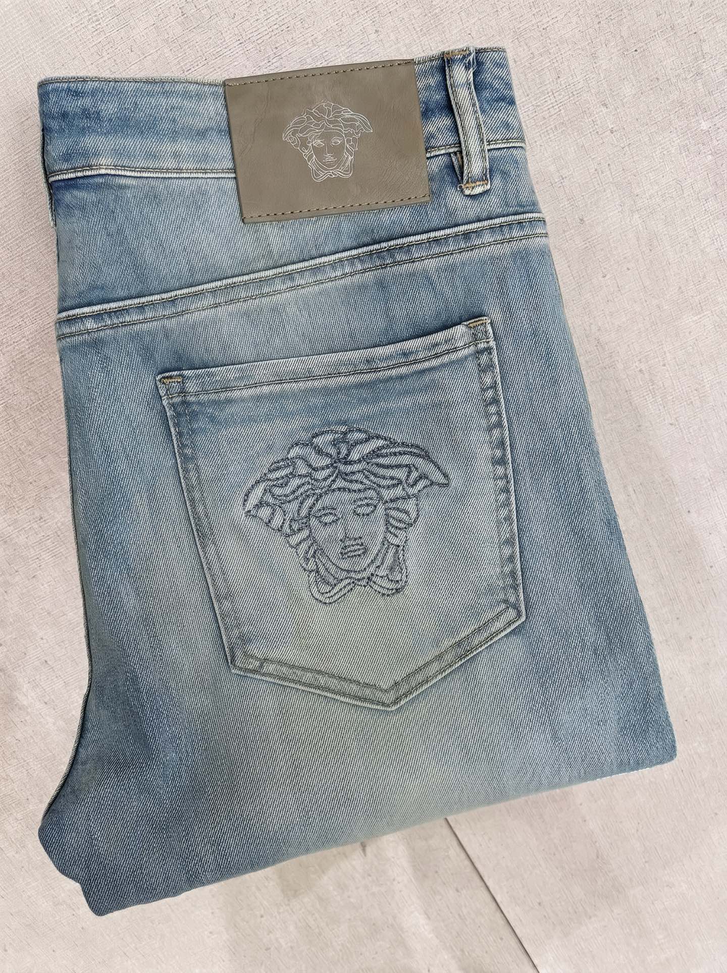 范思哲 2026春夏最新推出男士休闲牛仔裤新品！重工水洗牛仔裤！定制面料和一般牛仔布料比起来，更加柔软舒