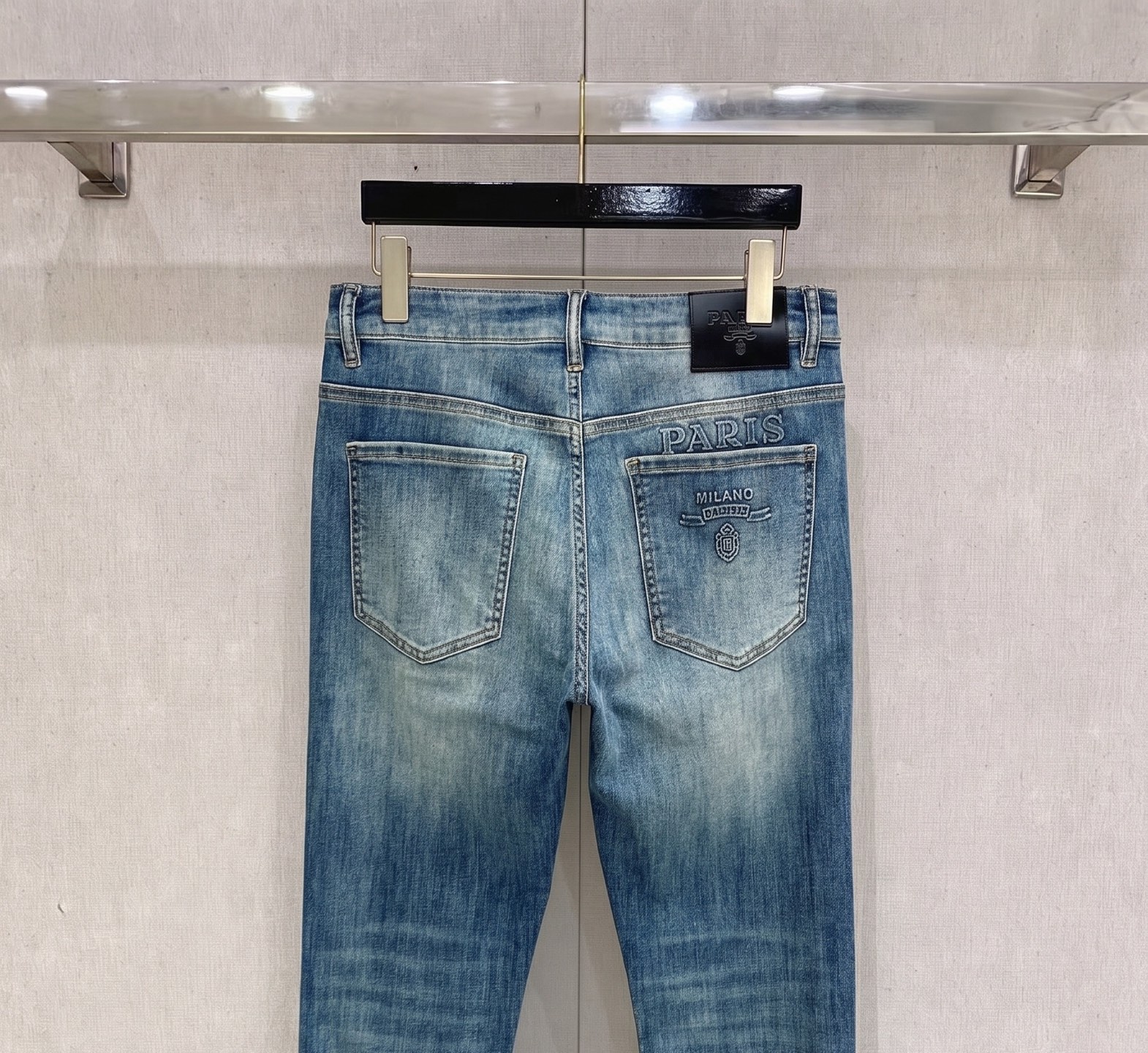 普拉达 2026春夏最新推出男士休闲牛仔裤新品！重工水洗牛仔裤！定制面料和一般牛仔布料比起来，更加柔软舒