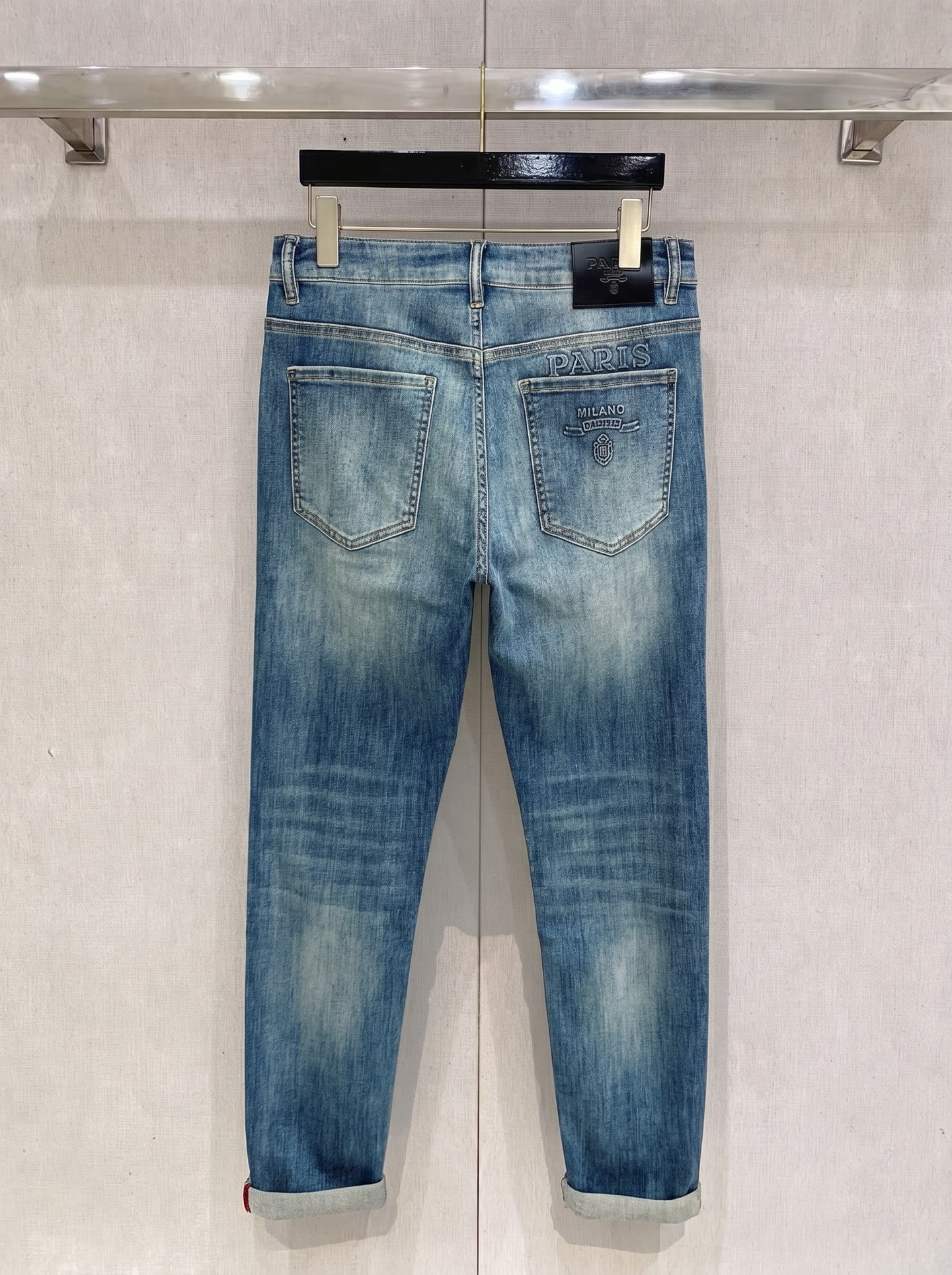 普拉达 2026春夏最新推出男士休闲牛仔裤新品！重工水洗牛仔裤！定制面料和一般牛仔布料比起来，更加柔软舒