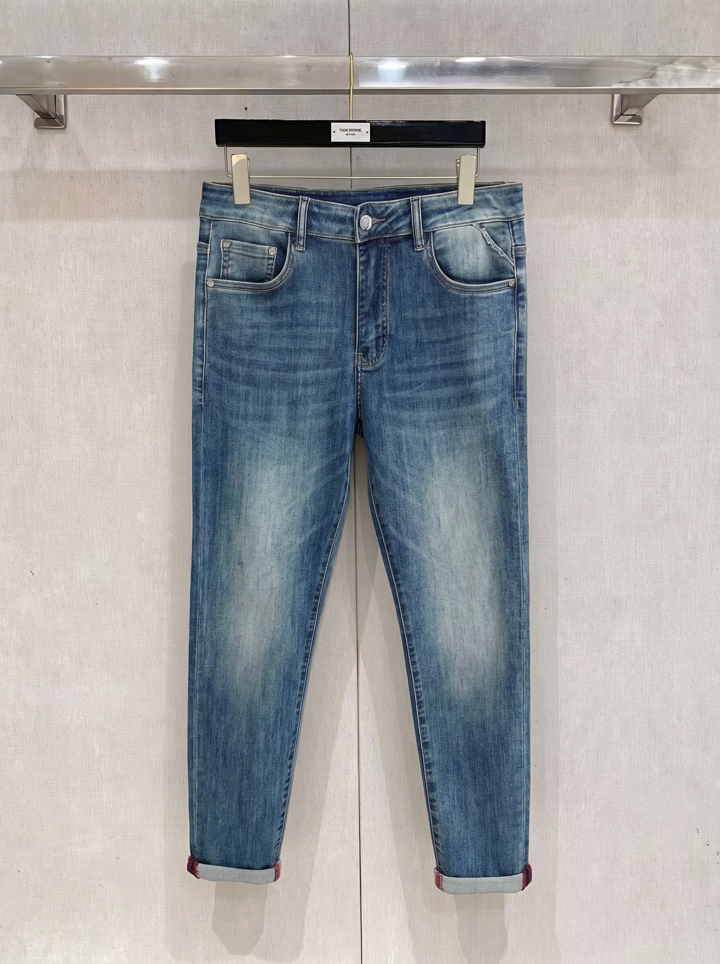 普拉达 2026春夏最新推出男士休闲牛仔裤新品！重工水洗牛仔裤！定制面料和一般牛仔布料比起来，更加柔软舒