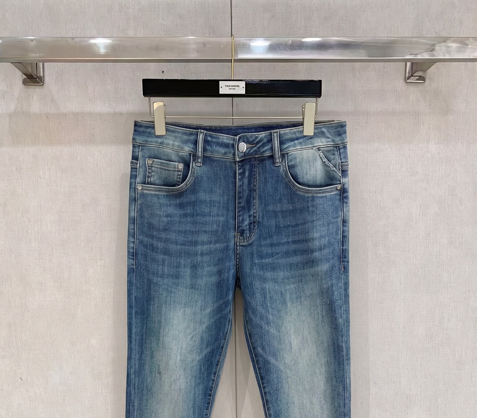 普拉达 2026春夏最新推出男士休闲牛仔裤新品！重工水洗牛仔裤！定制面料和一般牛仔布料比起来，更加柔软舒
