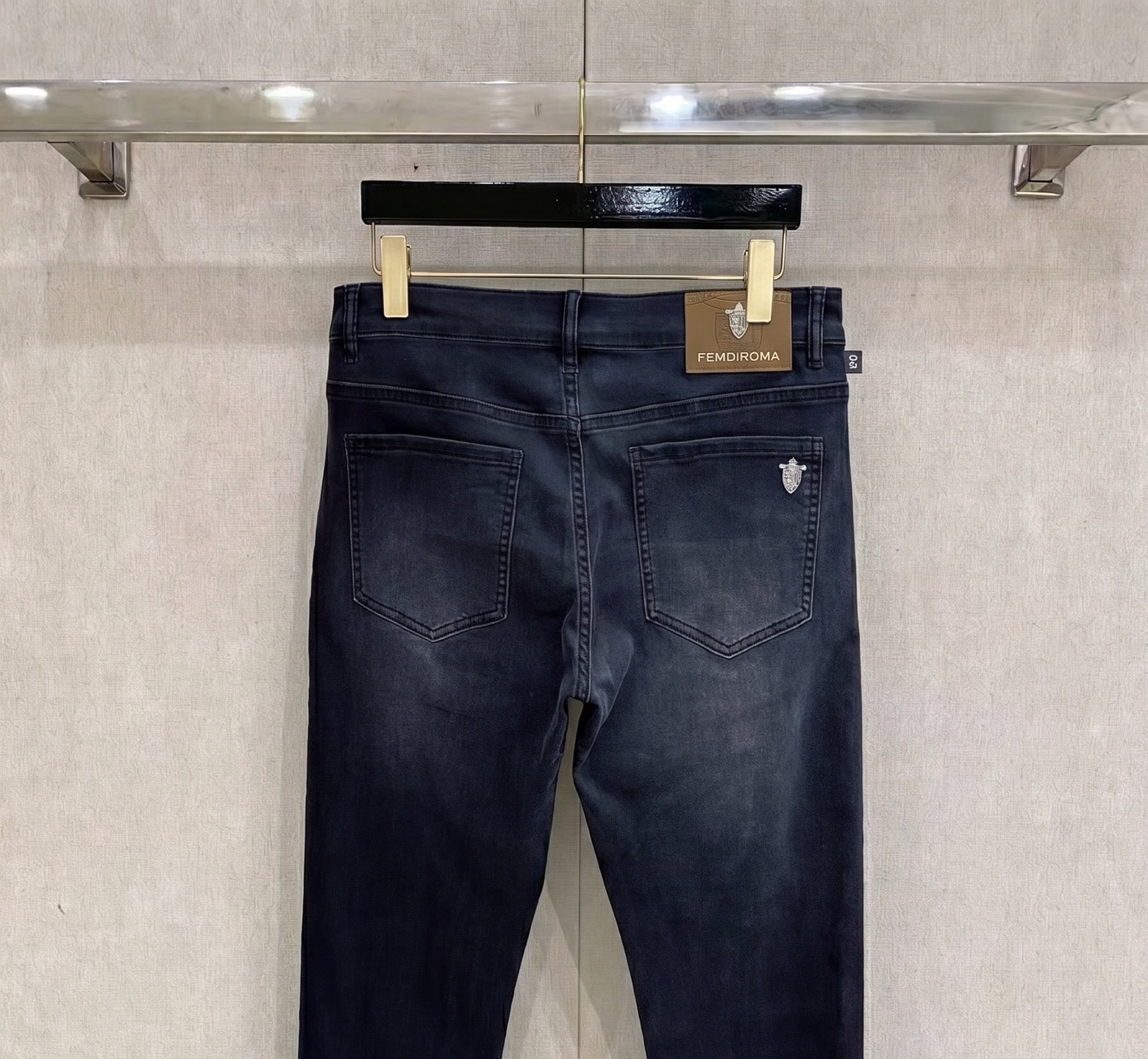 芬迪 2026春夏最新推出男士休闲牛仔裤新品！重工水洗牛仔裤！定制面料和一般牛仔布料比起来，更加柔软舒适