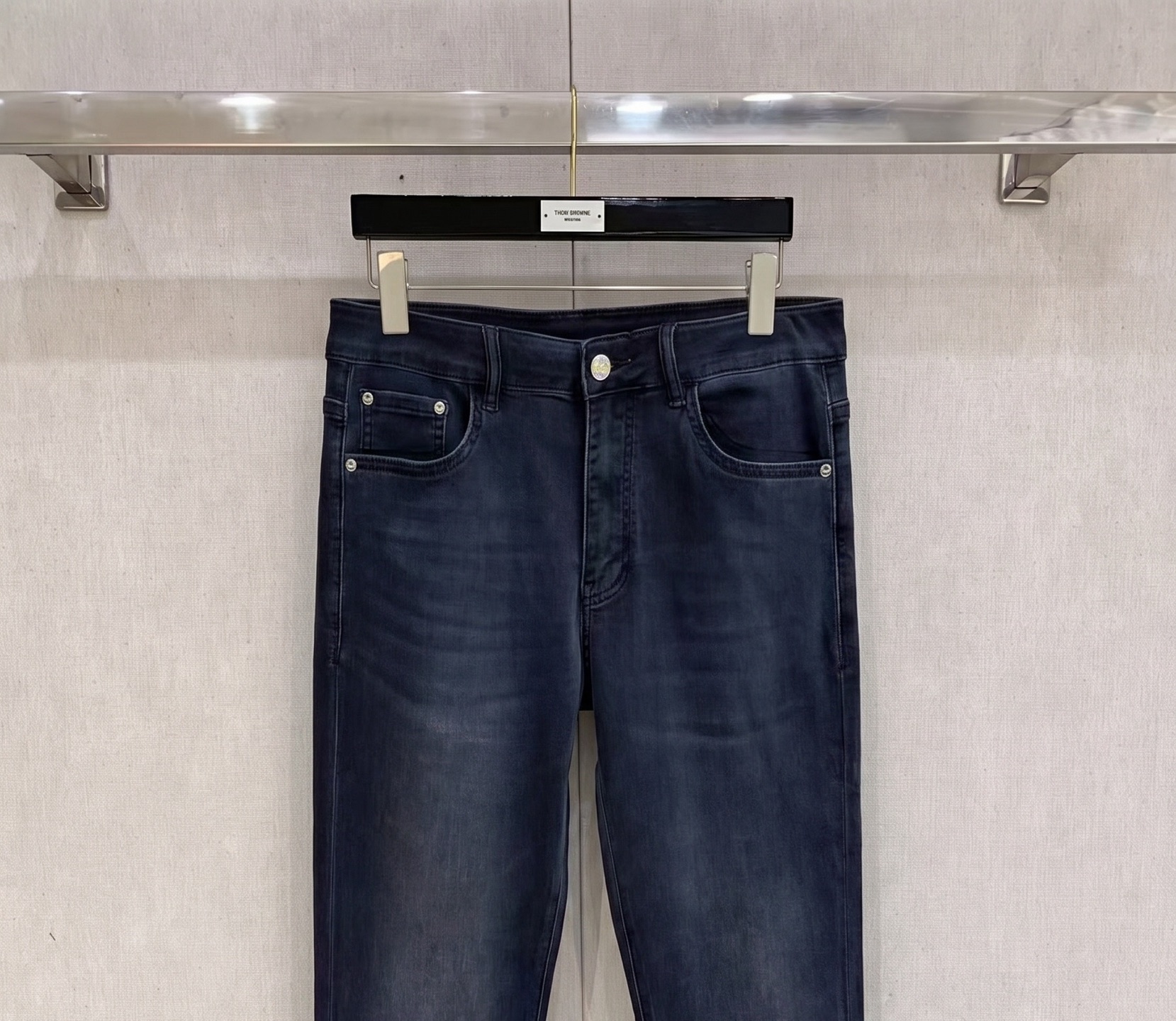 芬迪 2026春夏最新推出男士休闲牛仔裤新品！重工水洗牛仔裤！定制面料和一般牛仔布料比起来，更加柔软舒适