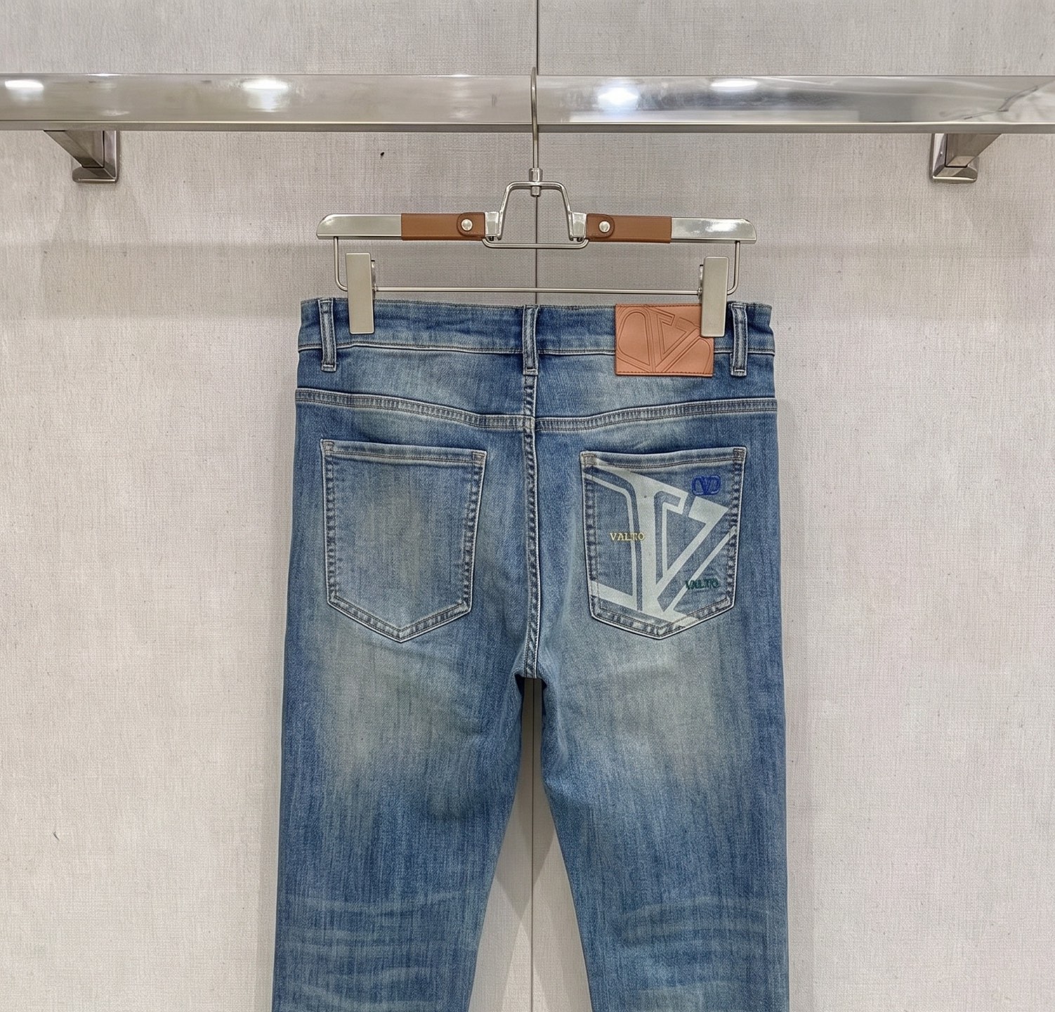 华伦天奴 2026春夏最新推出男士休闲牛仔裤新品！重工水洗牛仔裤！定制面料和一般牛仔布料比起来，更加柔软