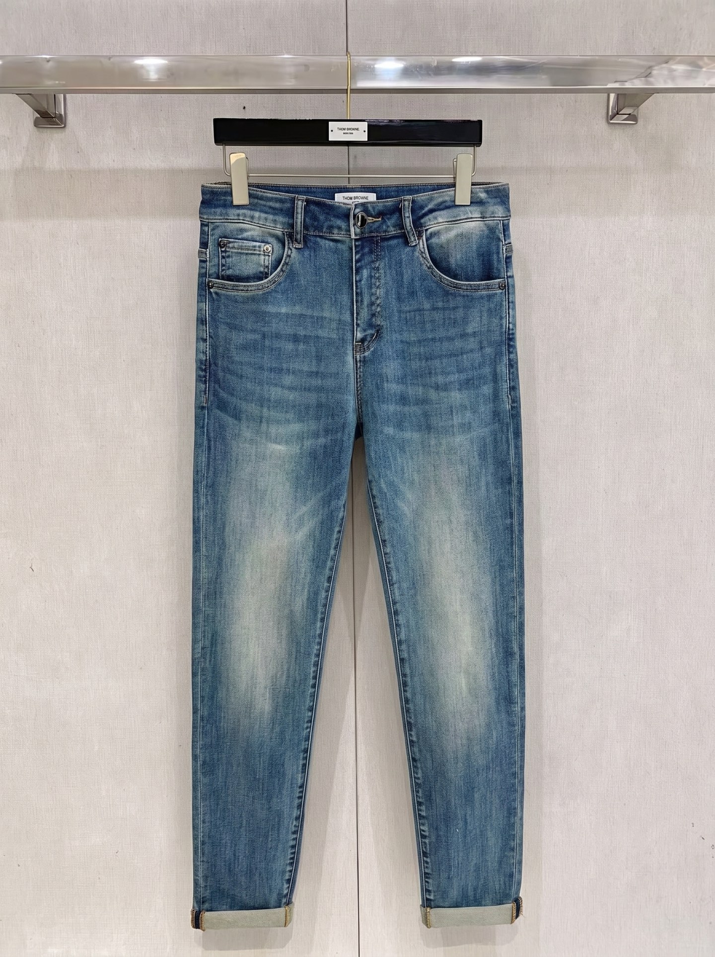 华伦天奴 2026春夏最新推出男士休闲牛仔裤新品！重工水洗牛仔裤！定制面料和一般牛仔布料比起来，更加柔软