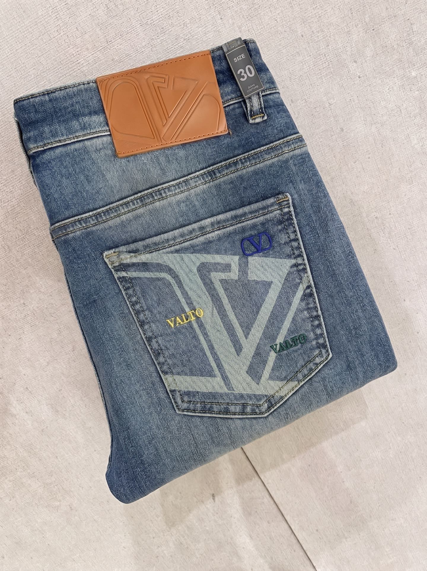 华伦天奴 2026春夏最新推出男士休闲牛仔裤新品！重工水洗牛仔裤！定制面料和一般牛仔布料比起来，更加柔软