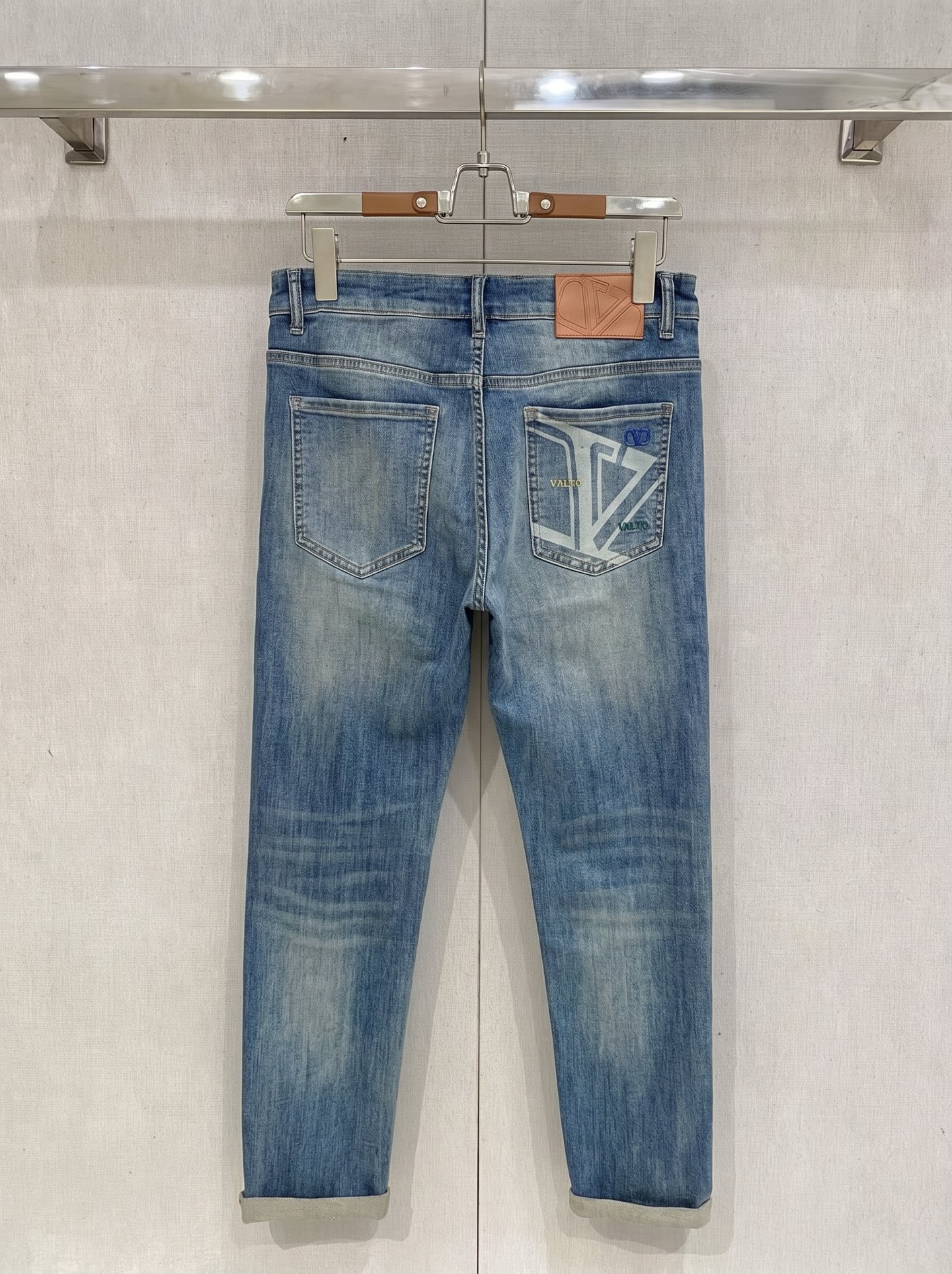 华伦天奴 2026春夏最新推出男士休闲牛仔裤新品！重工水洗牛仔裤！定制面料和一般牛仔布料比起来，更加柔软
