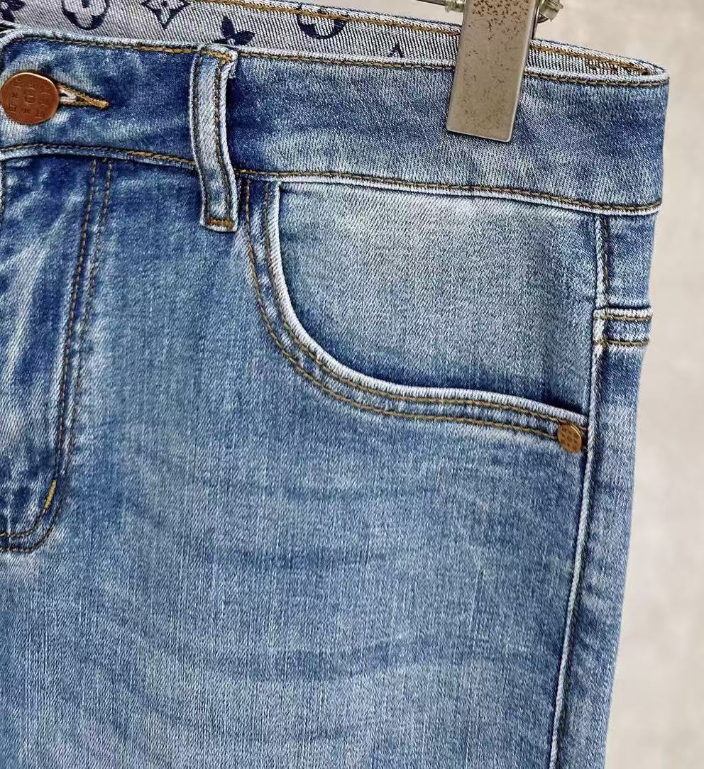 LV 2026春夏最新推出男士休闲牛仔裤新品！重工水洗牛仔裤！定制面料和一般牛仔布料比起来，更加柔软舒适