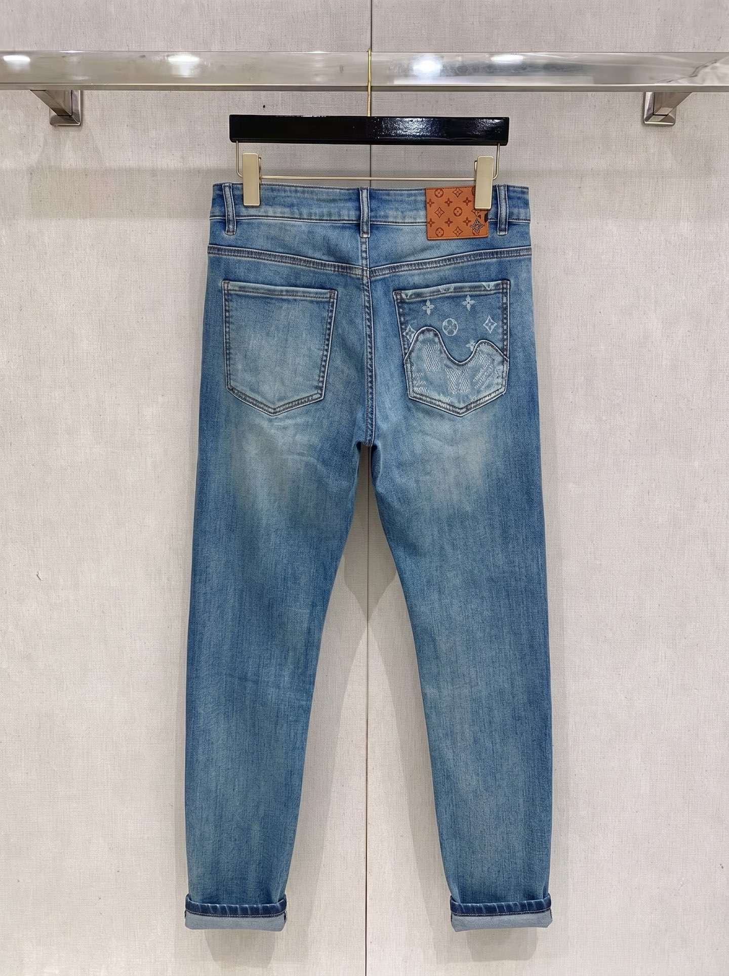 LV 2026春夏最新推出男士休闲牛仔裤新品！重工水洗牛仔裤！定制面料和一般牛仔布料比起来，更加柔软舒适