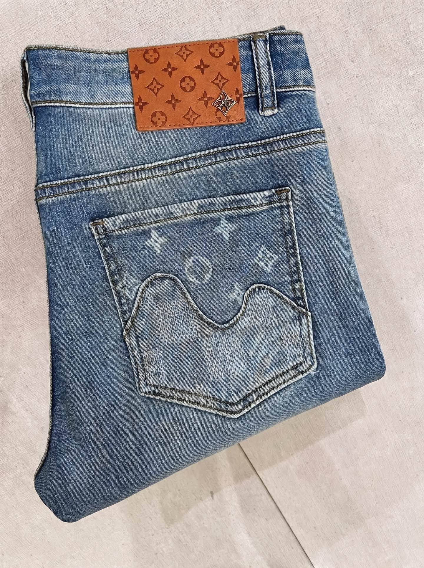 LV 2026春夏最新推出男士休闲牛仔裤新品！重工水洗牛仔裤！定制面料和一般牛仔布料比起来，更加柔软舒适