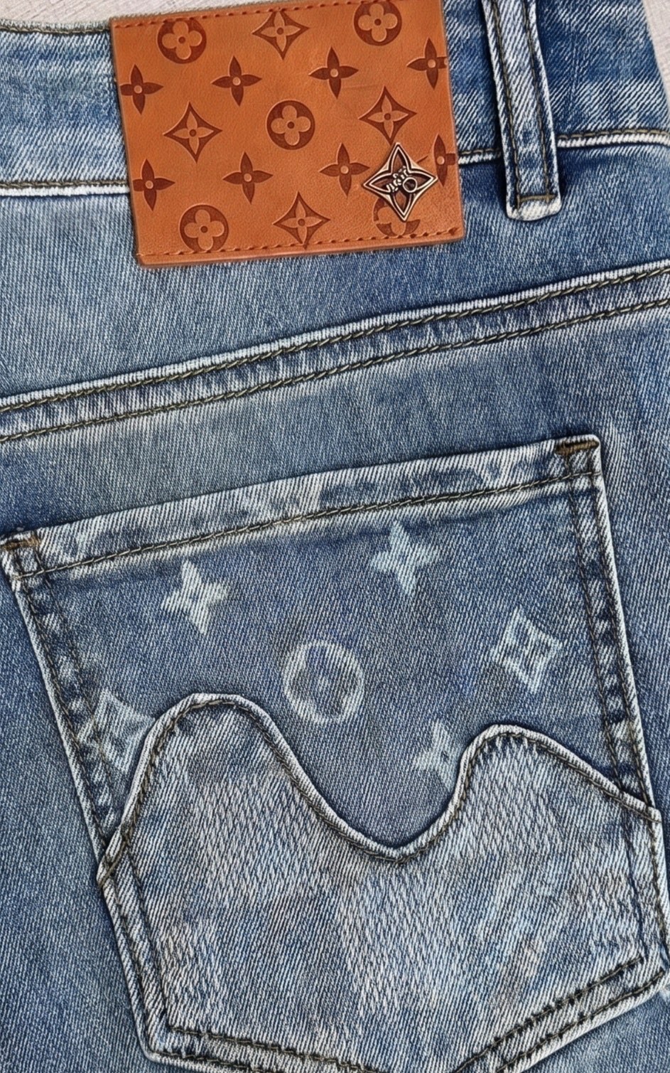 LV 2026春夏最新推出男士休闲牛仔裤新品！重工水洗牛仔裤！定制面料和一般牛仔布料比起来，更加柔软舒适