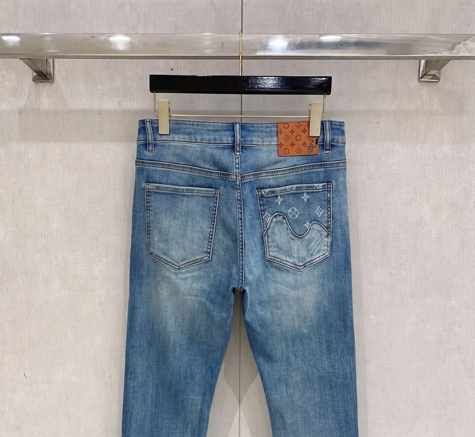 LV 2026春夏最新推出男士休闲牛仔裤新品！重工水洗牛仔裤！定制面料和一般牛仔布料比起来，更加柔软舒适