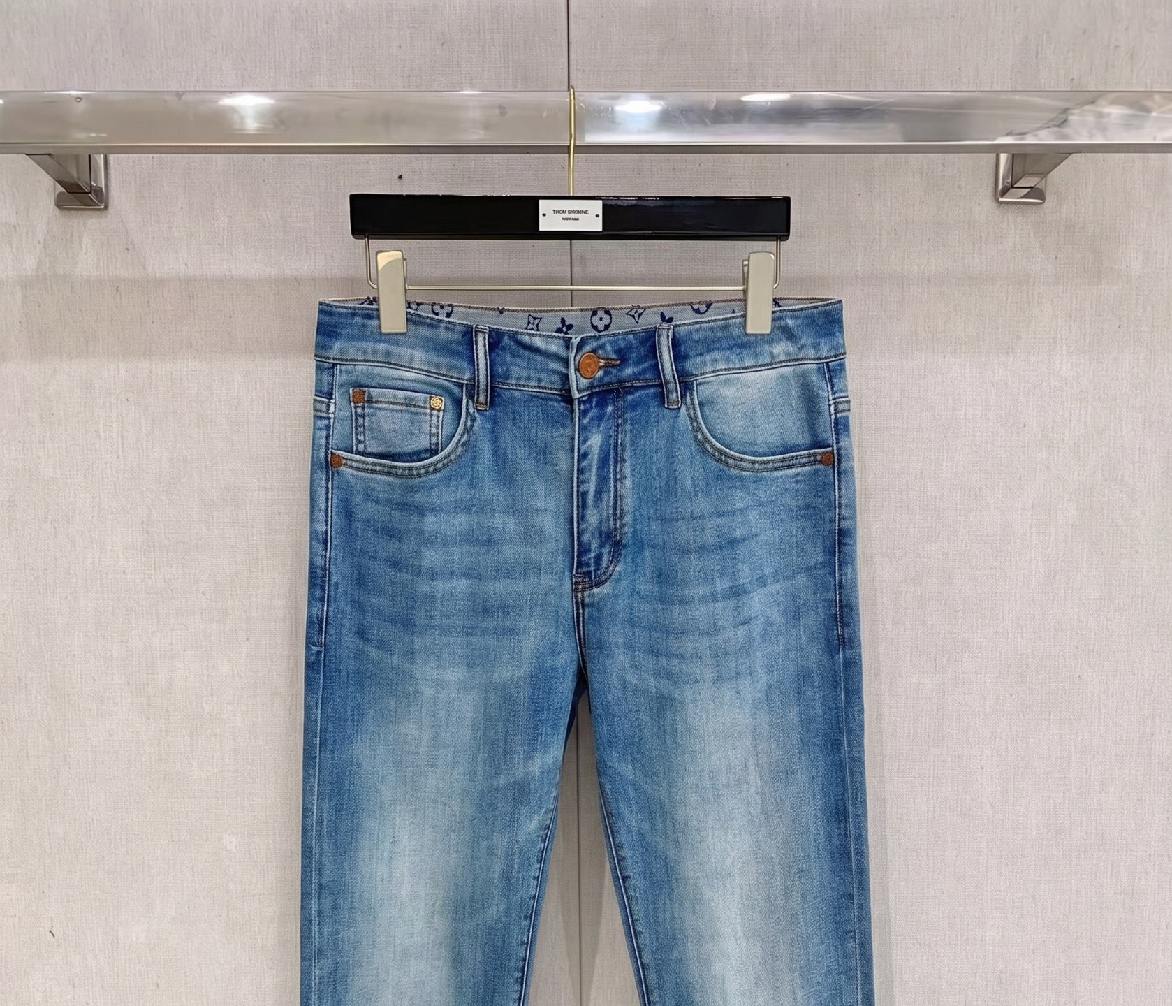 LV 2026春夏最新推出男士休闲牛仔裤新品！重工水洗牛仔裤！定制面料和一般牛仔布料比起来，更加柔软舒适