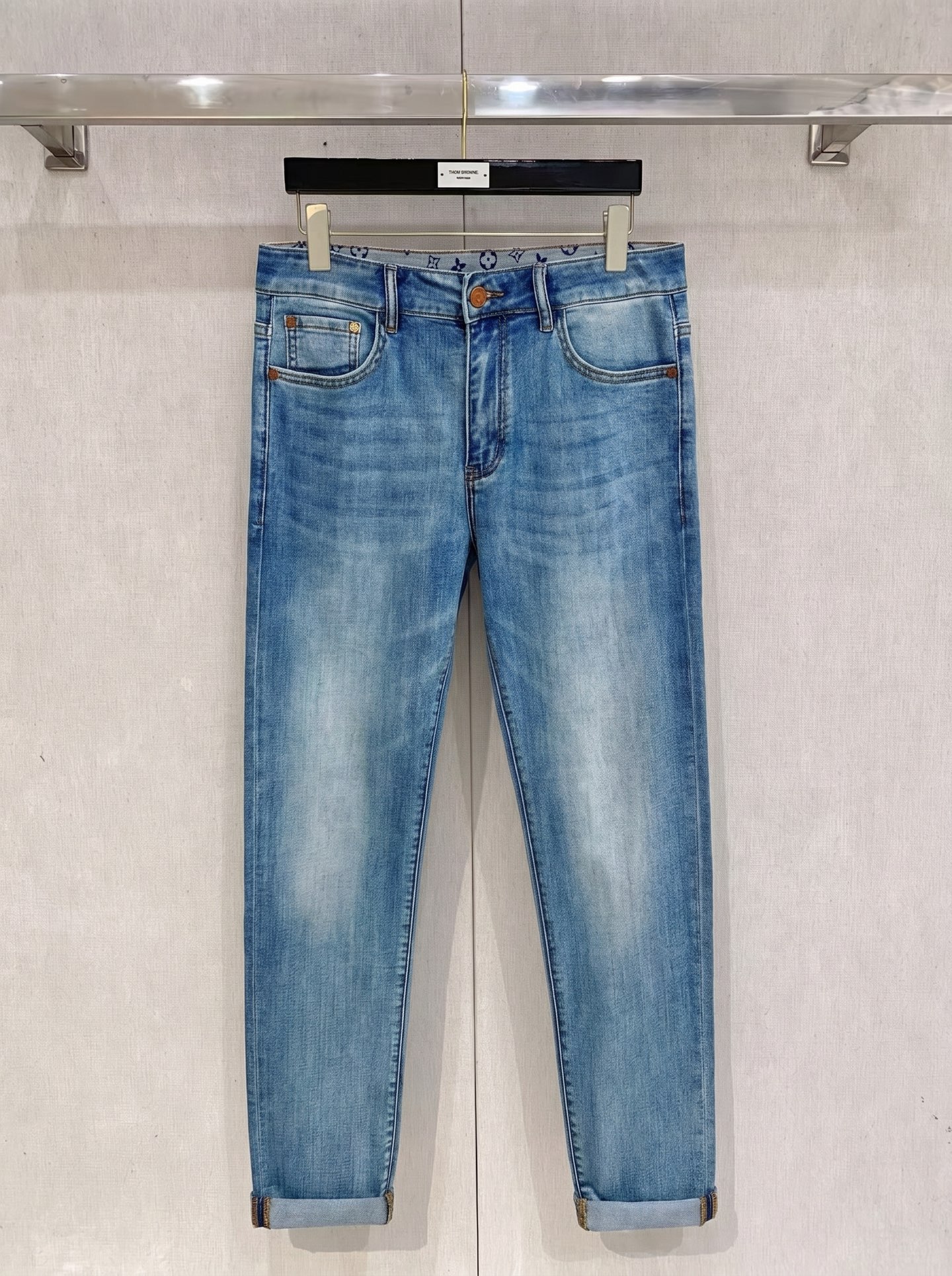 LV 2026春夏最新推出男士休闲牛仔裤新品！重工水洗牛仔裤！定制面料和一般牛仔布料比起来，更加柔软舒适